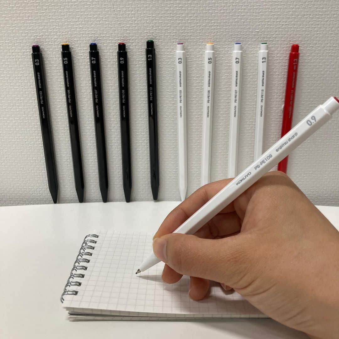 のインスタグラム：「【新商品】﻿ 鉛筆シャープ﻿ ﻿ ＜どんな商品？＞﻿ デザインから使い心地まで鉛筆のようなシンプルさを追求したシャープペンシル﻿ ﻿ ＜特長＞﻿ ・0.3～1.3mmの5種の芯径﻿ ・シンプルかつ鉛筆らしい細身の軽いボディ（鉛筆とシャープペンのいいとこ取り🥳）﻿ ・ノック部分の穴に直接芯を入れるだけのスピードイン機構﻿ ﻿ ﻿ ＜そのほかこだわり＞﻿ ・ツヤツヤした質感の六角軸﻿ ・ペン先が鉛筆を削ったようなデザイン﻿ ・ノック部分に色が付いており芯径が識別可能﻿ ・替え芯やリサーレも鉛筆シャープと連動した形や色﻿ ﻿ ﻿ シンプルでありながら細部までこだわりぬいた商品です！﻿ 細身で、つやっつやで、白や黒でかっこいいしアクセントカラーがおしゃれ。﻿ ﻿ クリップなども除いたミニマルな形状で、﻿ そぎ落とされた美しさ！って感じです。﻿ ﻿ 中の人個人的には鉛筆削ったような質感のペン先に感動。﻿ ﻿ ﻿ ﻿ そして！発売を記念して、数量限定ですが﻿ 商品のコンセプトを凝縮した缶ペンケースのスペシャルセットも同時発売（発売開始目安は11月25日～）﻿ 缶ペンケースの中身は、5種の芯径の鉛筆シャープと﻿ 六角形状で限定デザインのプラスチック消しゴム「リサーレ」です！﻿ ﻿ 鉛筆シャープのノック部分のアイコンカラーともリンクしていて、セットで持ちたいデザインです！﻿ ﻿ ﻿ 店頭でお早めに見てみてくださいね！﻿ ﻿ ﻿ ---﻿ ﻿ ﻿ ◆鉛筆シャープ﻿ 芯の太さ：0.3mm/0.5mm/0.7mm/0.9mm/1.3mm﻿ ※赤芯は1.3mmのみ﻿ 価格：180円﻿ ﻿ ◆リサーレ限定デザイン﻿ カラー：ベース色はブラック、ホワイトの2種。アクセントカラーは紫、黄、青、赤、緑の5種の径10種類﻿ 価格：120円﻿ ﻿ ◆鉛筆シャープ限定セット﻿ カラー：ブラック、ホワイト﻿ 価格：1200円﻿ ※発売開始目安：11月25日（水）﻿ ﻿ #鉛筆シャープ #pencil #シャープペン #シャーペン #✏ #鉛筆 #筆記具 #筆記具好き #pen #ペン好き #ペン﻿ #文具沼 #文房具 #文具 #文具好き #文房具マニア #文具好きさんとつながりたい #ステーショナリー #stationery #stationerylove #stationeryaddict #コクヨ #kokuyo #コクヨのぶんぐ」
