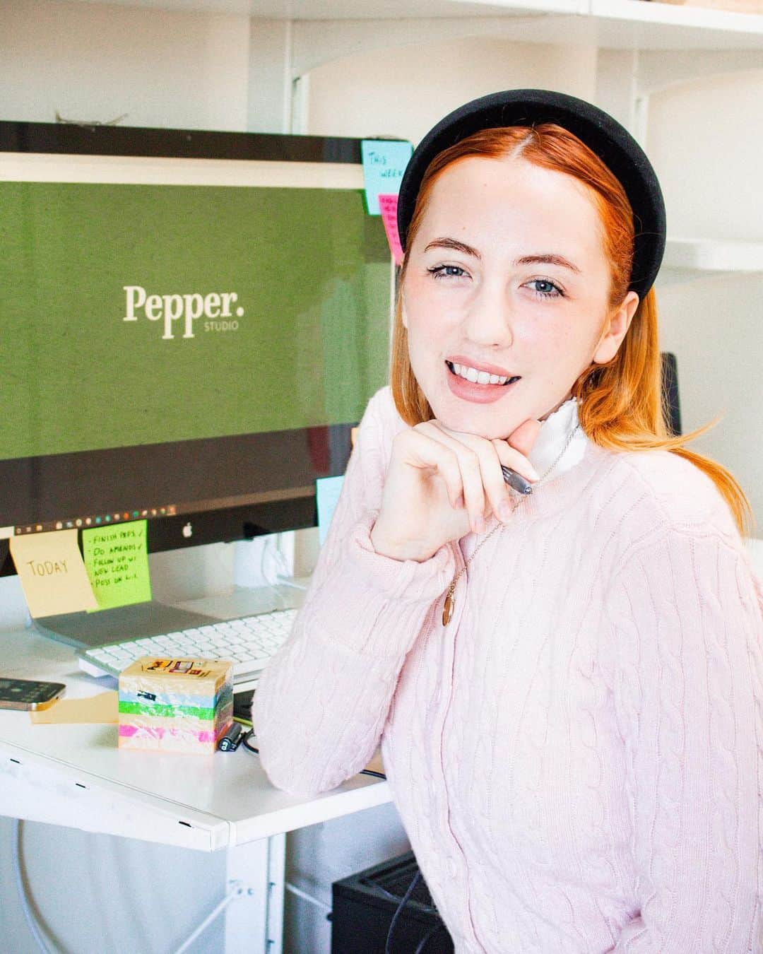 ベッキー・クルーエルのインスタグラム：「Working from home set up 🏡 it’s been 1 year and 9 months since I set up my business @pepperstudio.hq, and as all start-up businesses, we decided really early on that we would all work from home and work remotely. It felt unusual at the time but now of course we know that WFH for desk jobs is the new normal. ⁣ ⁣ I love using my @postit notes to keep organised, and bring my thoughts and tasks off my screen, out of my head, and onto paper 📝 I often write my daily and weekly tasks out and I love ticking them off when they’re done!⁣ ⁣ I also find it can seem quite rude if you’re typing during meetings - even if you’re taking notes. Writing down my notes on post-its instead helps things stay focussed and respectful. ⁣ ⁣ Do you have any at-home organisation tips if you work from home too?  #ad #postit @postit」