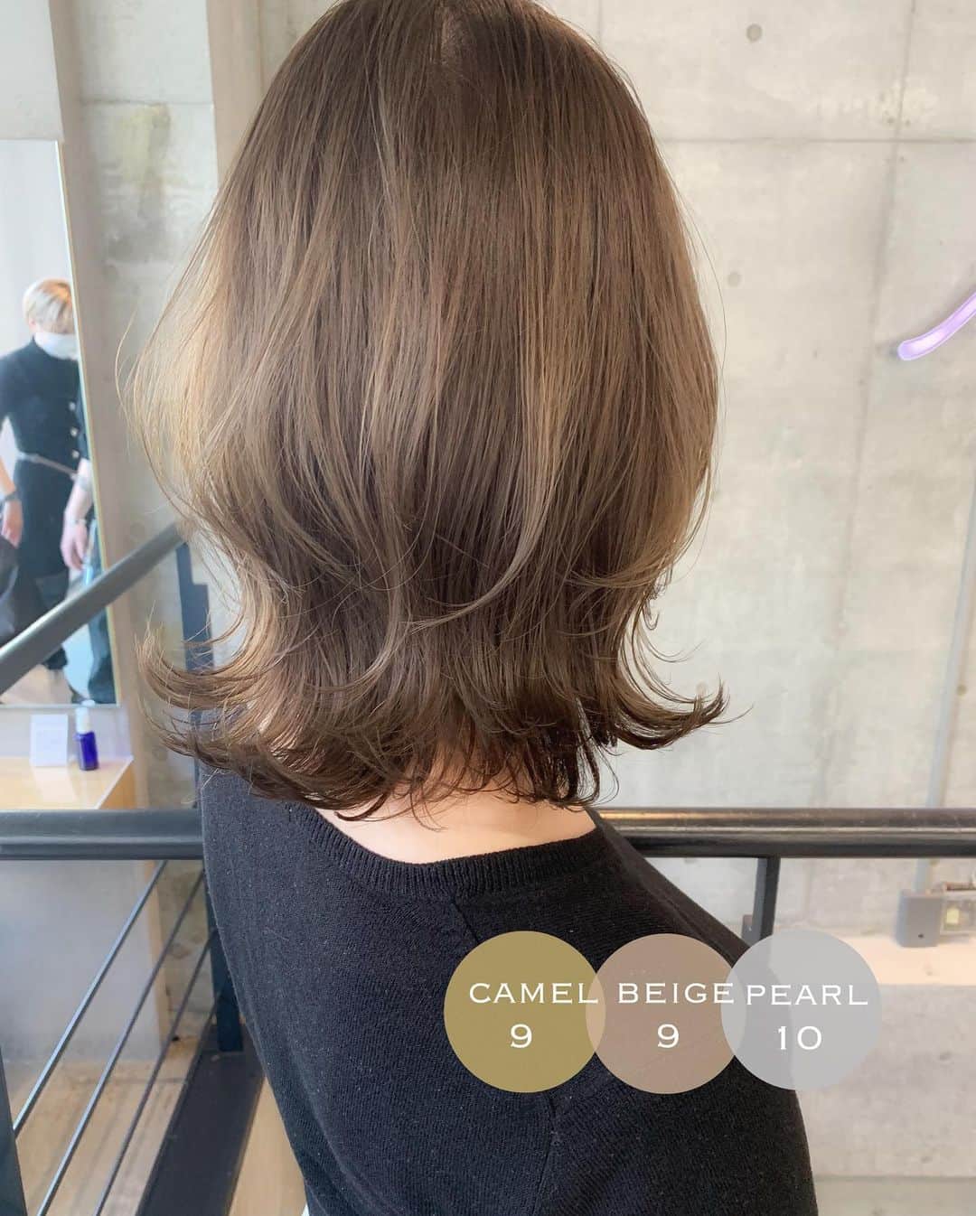 大木光のインスタグラム：「＊リアルサロンワーク swipe→#ヘアとメイクの関係性 .  cut  くびれレイヤー . 鎖骨レングスのくびれスタイル レイヤーを高めに入れワンカール巻いただけでふわっと動きのあるスタイルに。 ペタッとしやすい、ふんわりさせたい方に特にオススメのヘアスタイル。 . color キャメルベージュ . シークレットハイライト2回目のお客様です。 ハイライトを入れ透明感を底上げ。キャメルベージュでオンカラーをし仕上げました。 . メイクはベージュ系でまとめても良し、そこに締め色でネイビーを使用すればとてもお洒落に。 オレンジやイエロー系のカラーと合わせてカジュアルに仕上げるのも素敵です！ #kate#ケイトアイブロウパウダー #celvoke#cosmedecorte #メイク好きな人と繋がりたい#ベージュカラー #ボブ #レイヤーカット #ボブレイヤー#ミディアムレイヤー #レイヤースタイル#グレージュ#キャメルベージュ#カーキベージュ#ロブレイヤー」