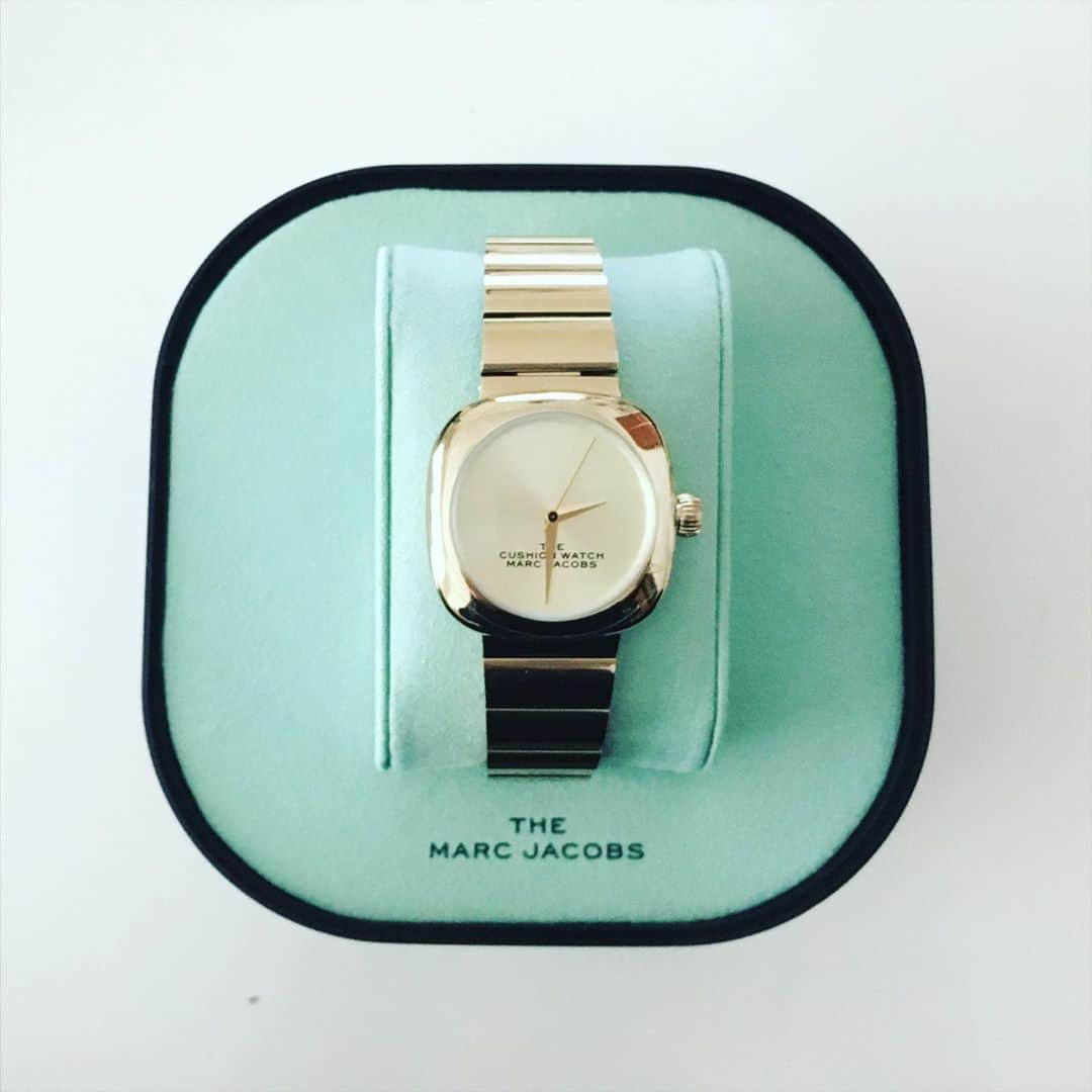 azumiのインスタグラム：「THE MARC JACOBS✨ シンプルで美しいフォルムの時計 ありがとうございます💕 #themarcjacobs  #watch  #gift  #thanks」