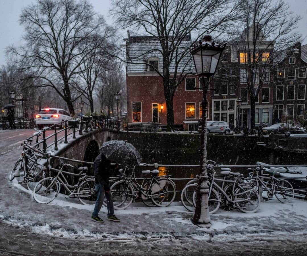 National Geographic Travelさんのインスタグラム写真 - (National Geographic TravelInstagram)「Photo by Muhammed Muheisen @mmuheisen / I captured this image a couple of years ago while walking around the canals in Amsterdam during a snowfall. For more photos and videos from different parts of the world, follow me @mmuheisen and @mmuheisenpublic. #muhammedmuheisen #Amsterdam #Netherlands #Snow」11月12日 20時38分 - natgeotravel