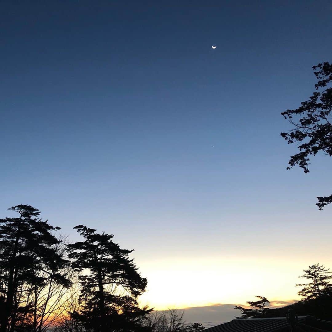岡本奈穂子さんのインスタグラム写真 - (岡本奈穂子Instagram)「雲取山へ初登山。 山頂からの雲海と山荘から見た朝焼け。」11月12日 20時38分 - okamoto_tsubaki