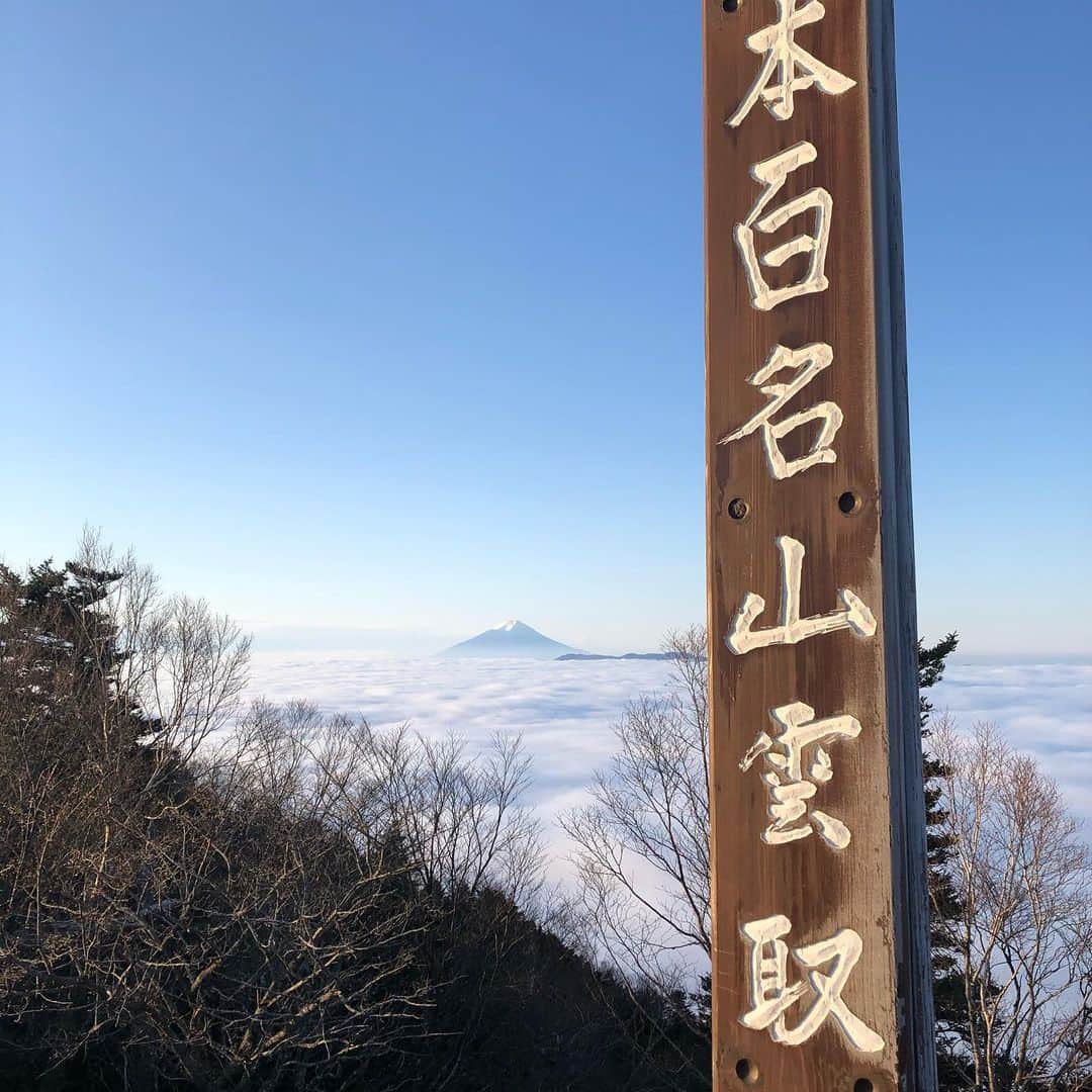 岡本奈穂子のインスタグラム：「雲取山へ初登山。 山頂からの雲海と山荘から見た朝焼け。」