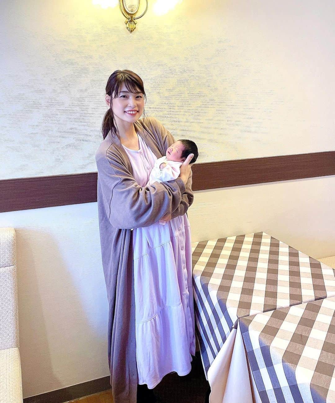 三佐和あやのインスタグラム：「入院 3日目✨幸せすぎる💕 沐浴(お風呂)をしたら 上のお姉ちゃんたちの手順を体が覚えてて 手際よくできました🥺🛁  コメント全然お返しできてなくて ごめんなさいね🙇‍♂️ 全部 読ませていただいて 心から嬉しく思っております😊💕  昨夜は 赤ちゃん同室で なかなか 大変で抱っこしたまま うとうとしていましたよ〜💤 可愛くて可愛くて ずっと抱っこしたまんまです😍  #赤ちゃん #0歳 #令和ベビー #11月生まれ #新米ママ #あかちゃんのいる生活 #スマイル育児 #ベビスタグラム #ベビフル #ママカメラ #親バカ部 #育児記録 #コドモノ #成長記録 #2020年11月生まれ #ママ日記 #ママ #ママリ #ママスタグラム #ベビライフ #モニターモデル #神戸 #関西ママ #関西プレママ #高齢出産」