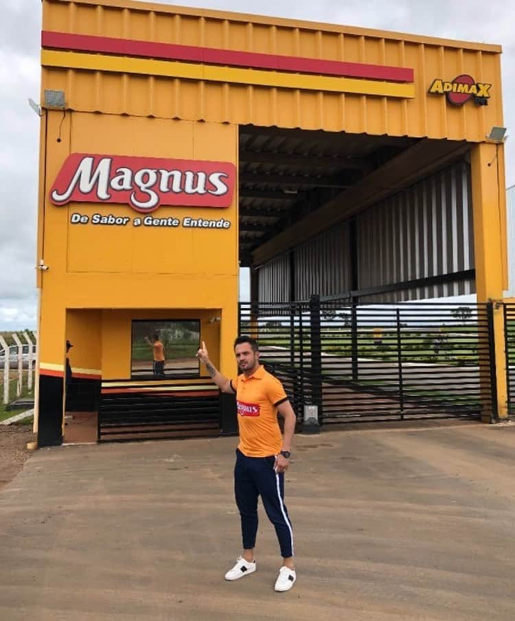 アレッサンドロ・ローザ・ヴィエイラのインスタグラム：「Quem me segue sabe que a @AdimaxOficial e eu somos parceiros de longa data. Essa empresa, que já tem 18 anos de história, 4 unidades fabris e 10 centros de distribuição, é atualmente uma das maiores do ramo de alimentação para cães e gatos no País. A Adimax tem a missão de promover o bem-estar animal através de produtos de alta qualidade, que já somam mais de 300 no catálogo! Eles são os fabricantes de marcas como Magnus, Fórmula Natural, Origens e Qualidy. Mas não são só os números que impressionam. Outra coisa que eu admiro muito é o propósito da empresa: amparar idosos carentes, pessoas e animais com deficiência.  Eles fazem isso através de projetos como o Magnus Esportes, que apoia equipes de pessoas com deficiência; do Instituto Magnus, que treina e doa cães-guias, do Nutrindo Amor, que realiza a doação de fraldas geriátricas e visitas de pet terapia, dentre outros. No perfil e no site tem muito mais informações. Não deixem de visitar!  www.adimaxpet.com.br @adimaxoficial」