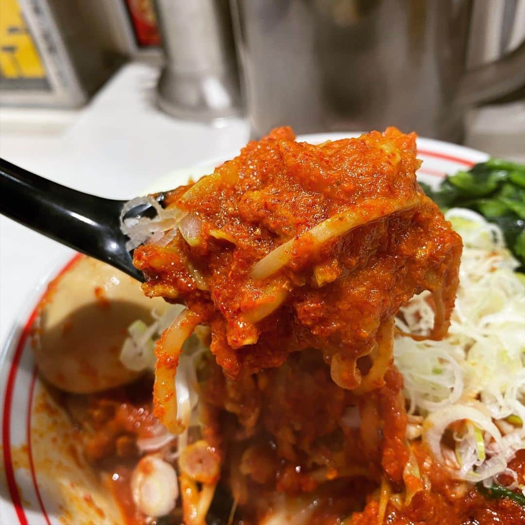 rasuさんのインスタグラム写真 - (rasuInstagram)「蒙古タンメン中本川崎店 北極やさいシャキシャキ10倍麺半分 味玉ゆでたまごネギほうれん草  ギリギリまで北極あんかけと五目野菜と悩んだけどやっぱりシャキシャキ٩( ᐛ )و  今日も最高にうまかった… ドロドロ最高過ぎた(//´﹃｀//)  次の限定は濃厚巨豚北極だから行くしかない٩( ᐛ )و  #蒙古タンメン中本 #蒙古タンメン中本川崎店 #北極やさいシャキシャキ #ラーメン」11月12日 20時46分 - rashu_eat