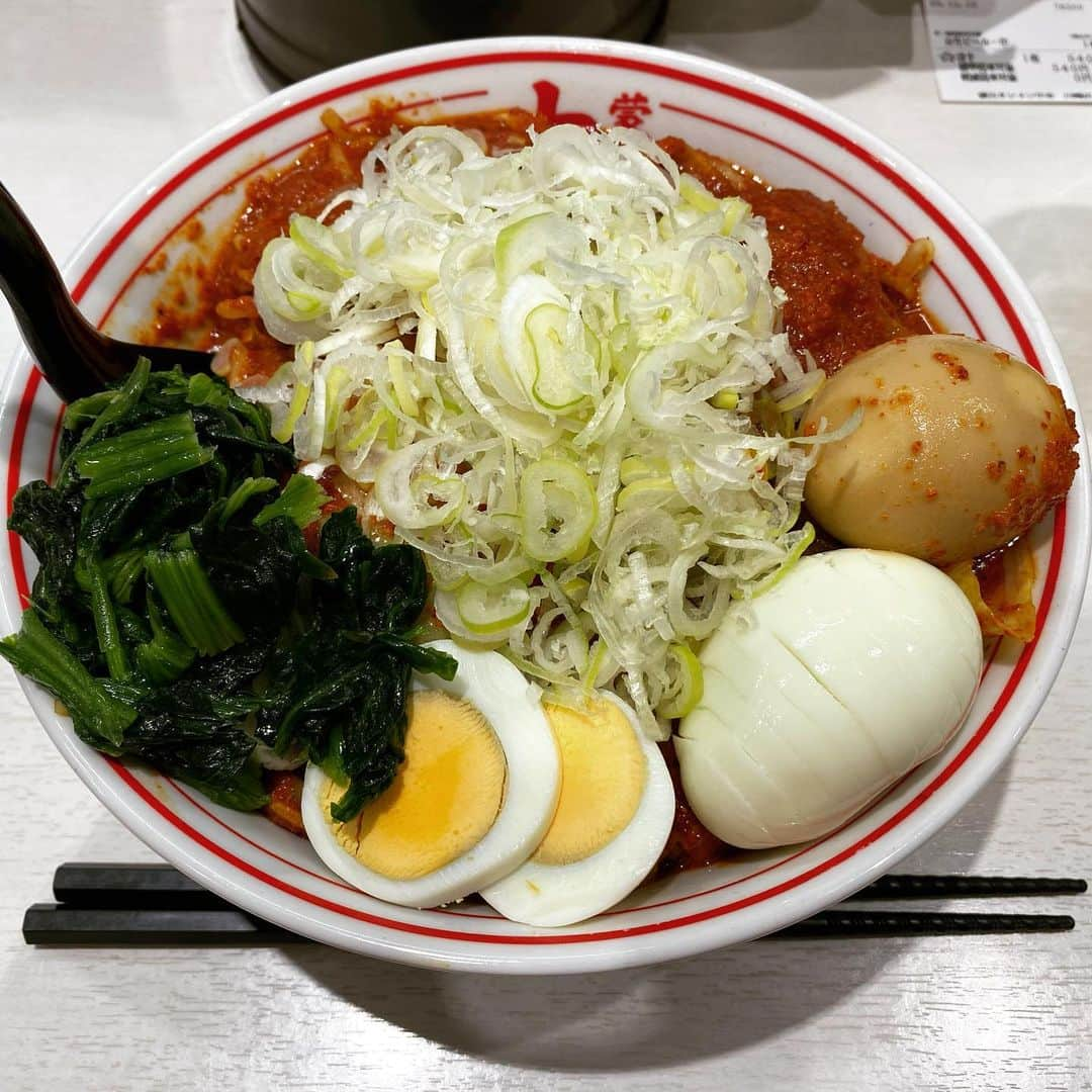 rasuのインスタグラム：「蒙古タンメン中本川崎店 北極やさいシャキシャキ10倍麺半分 味玉ゆでたまごネギほうれん草  ギリギリまで北極あんかけと五目野菜と悩んだけどやっぱりシャキシャキ٩( ᐛ )و  今日も最高にうまかった… ドロドロ最高過ぎた(//´﹃｀//)  次の限定は濃厚巨豚北極だから行くしかない٩( ᐛ )و  #蒙古タンメン中本 #蒙古タンメン中本川崎店 #北極やさいシャキシャキ #ラーメン」