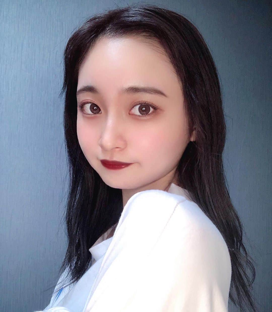 内海里来のインスタグラム：「🍒💜🍒💜(﻿ @motokihair ) ﻿ ﻿ できるだけ色落ちないように﻿ ホームケア頑張ってるけど、﻿ サラサラ感はすぐ消えちゃう🌀﻿ (髪の毛伸びたなぁ〜🎶)﻿ ﻿ .﻿ .﻿ 髪色変えるごとにメイクもちょいとだけ変えるのが凄い楽しい👶🏻﻿久しぶりにチークいれた🧡 ﻿ #ヘアカラー #ラベンダーカラー #ブラックベリー #冬カラー #サロンモデル  #京都サロン #hairstyle #haircolor #instalikes #l4like #tbt」