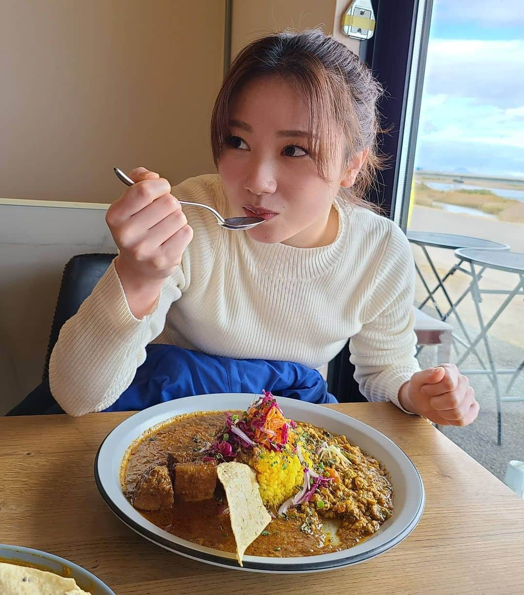 石田亜佑美さんのインスタグラム写真 - (石田亜佑美Instagram)「@curry_labo_m  . . 「CURRY LABORATORY 笑夢 かわまちてらす」 🐷キーマ 🐷ポークビンダルー . . @kawamachiterasuyuriage #かわまちてらす閖上 . ここは震災後の再建に、と 2019年にできた場所です . この日の景色はとても穏やかで、 ゆったりと流れる時間と、 活気のあるお店も素敵でした . . 笑夢さんのカレーも、 本当に美味しかったっ🥄 . . . #地元 #宮城 #名取 #閖上 #スパイスカレー #スパイス #カレー #curry #笑夢 #えむ #😊 #morningmusume20 #モーニング娘20 #石田亜佑美  #石田の食レポ #あらあらかしこ #ランチ #ロケ」11月12日 20時47分 - ayumi_ishida.official