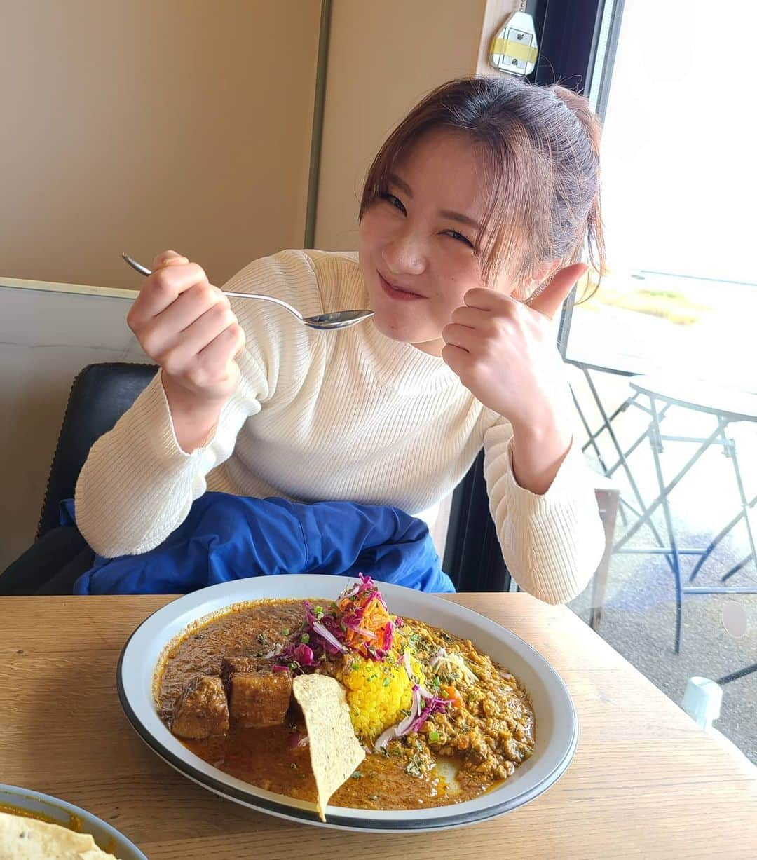 石田亜佑美さんのインスタグラム写真 - (石田亜佑美Instagram)「@curry_labo_m  . . 「CURRY LABORATORY 笑夢 かわまちてらす」 🐷キーマ 🐷ポークビンダルー . . @kawamachiterasuyuriage #かわまちてらす閖上 . ここは震災後の再建に、と 2019年にできた場所です . この日の景色はとても穏やかで、 ゆったりと流れる時間と、 活気のあるお店も素敵でした . . 笑夢さんのカレーも、 本当に美味しかったっ🥄 . . . #地元 #宮城 #名取 #閖上 #スパイスカレー #スパイス #カレー #curry #笑夢 #えむ #😊 #morningmusume20 #モーニング娘20 #石田亜佑美  #石田の食レポ #あらあらかしこ #ランチ #ロケ」11月12日 20時47分 - ayumi_ishida.official