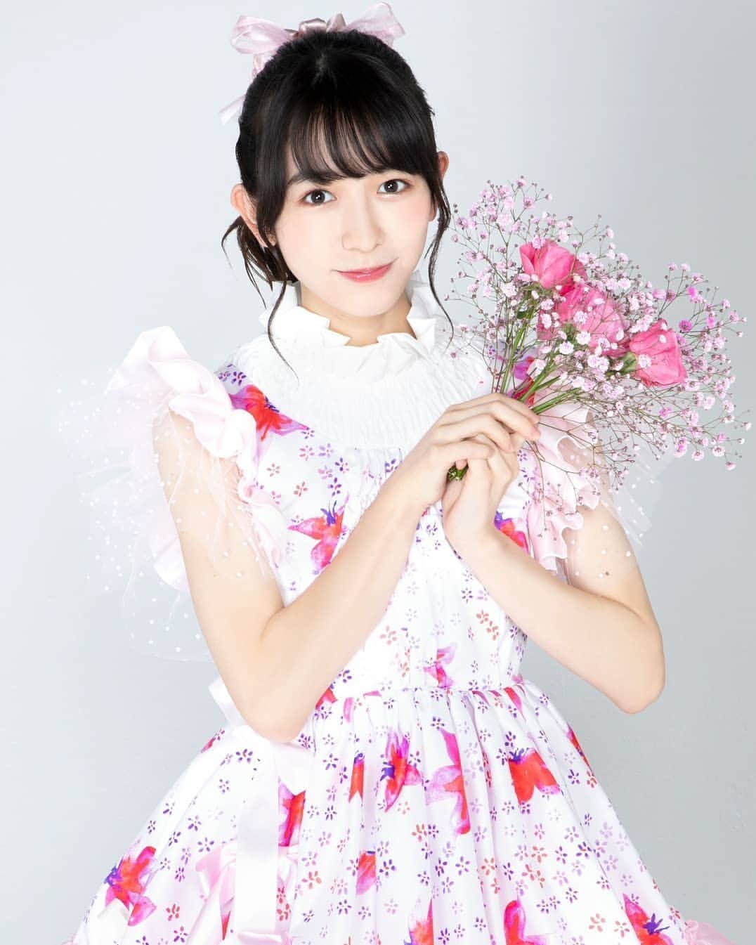 小泉遥香のインスタグラム：「新アー写🌸andジャケ写🌷 新ビジュアルが公開になりました( *ˆ︶ˆ* )  お花がいっぱいのふわふわ衣装(,,> <,,)♡  描かれているお花は、 ✿桔梗✿と✿スターチス✿ 花言葉は、｢永遠の愛｣と｢変わらぬ心｣  リード曲、エンドレスに因んだ｢永遠｣というのがテーマになっています🥰🥰  世界に一つだけの生地です(*^^*)  華があって最高です！！！  "ハナ"(花)だけに！！！！！  ぜひたくさん見てくださいっ(●´ω`●)  #Instaharum #超とき宣 #超ときめき♡宣伝部 #💗 #おはる #小泉遥香 #アイドル #idol #アルバム #新ビジュアル #アー写 #ジャケ写 #ときめきがすべて」