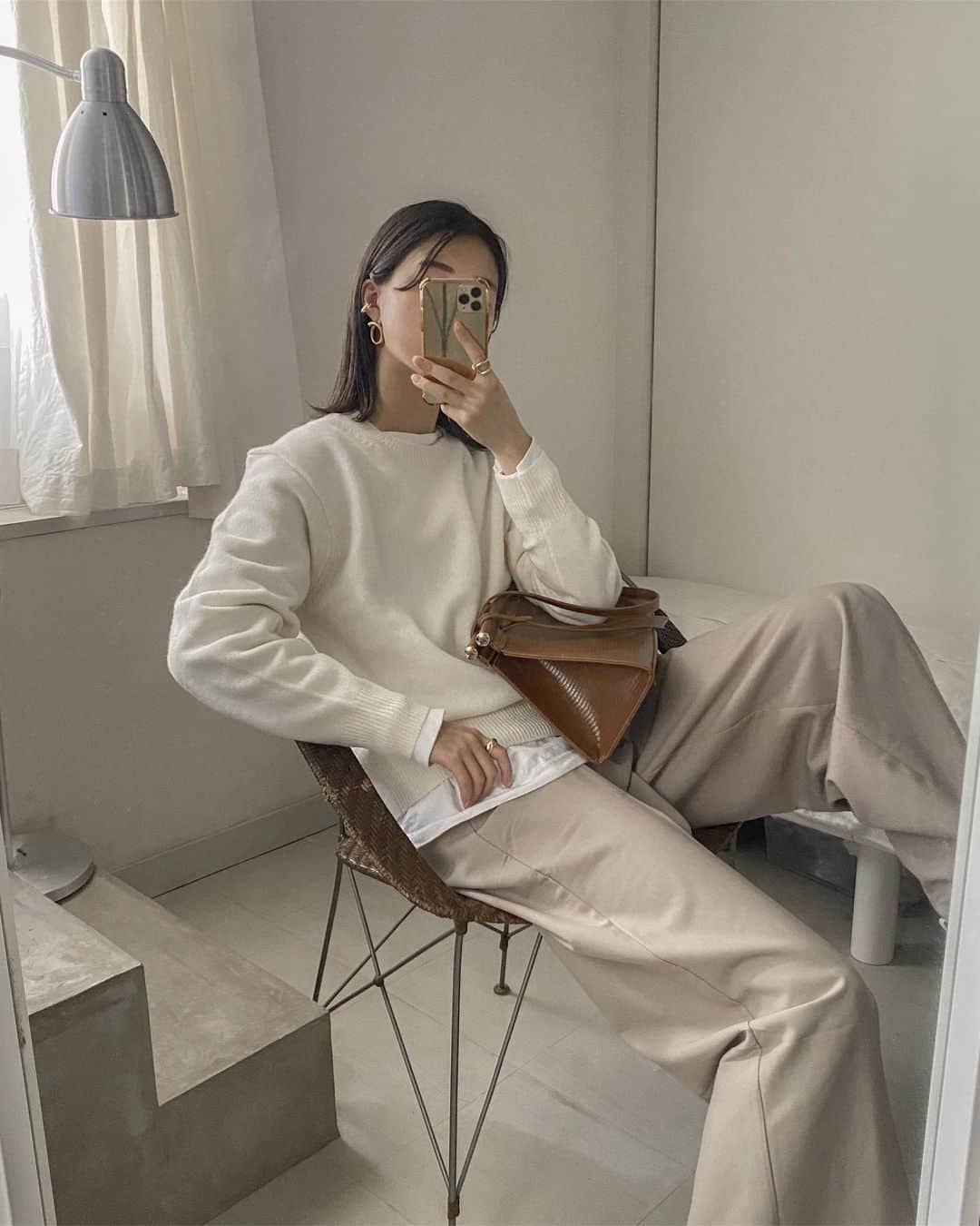のインスタグラム：「・ ・ UNIQLO coordinate☕️ ・ ・ なんとも言えないふざけたポーズですが 新入りユニクロニットでお気に入りのシンプルコーデ、載せます📷 ・ ・ 🏷 TOPS @uniqlo #プレミアムラムクルーネックセーター OFF WHITE / L TEE @hanes_japan  ・ ・ ・  #ユニクロニット部  #uniqlo  #uniqlo2020fw  #uniqlo_karen  #uniqlou2020fw  #ユニ女  @uniqlo_ginza  #outfit #ootd  #シンプル #コーデ #コーディネート #今日のコーデ #私服  #ユニクロ #ユニクロコーデ #ユニクロユー #pr」