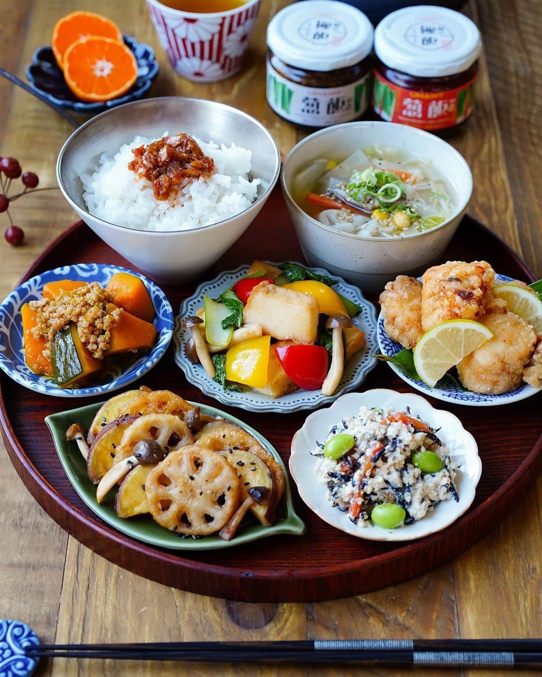 Ayaさんのインスタグラム写真 - (AyaInstagram)「晩御飯﻿ ﻿ ﻿ こんばんは😊﻿ ﻿ ﻿ ﻿ 数日前の晩御飯。﻿ #振り返りの木曜日﻿ ﻿ ﻿ 産直に行ったら、秋冬のお野菜がズラーっと並んでいて、ニヤニヤしてしまいます。﻿ ﻿ そんなお野菜を使った一汁五菜の晩御飯。﻿ ﻿ ﻿ しかし、こんなにおかずは必要なかった！と思えちゃうようなご飯のお供を知ってしましました🤣﻿ ﻿ ﻿ それは、白ご飯の上にのっている　#ルナファーム　@lunafarm.jp  さんの男の極飯　葱飯の素（今回はピリ辛）﻿ ﻿ ﻿ ﻿ 太くて甘みが強い秋田県産『秋田美人ねぎ』を使用していて、ねぎの甘みとシャキシャキ食感がクセになります！﻿ ﻿ ﻿ ピリ辛は、まるで焼肉屋さんで焼肉を食べているときに、ご飯に付いたタレのようなやみつきになる味😆﻿ ﻿ どちらもご飯が進む～🤤﻿ ﻿ ﻿ とっても美味しくて、最近のお昼ご飯は、朝のお味噌汁の残りとごはんとこちらの葱飯の素(笑)﻿ ﻿ ﻿ しかも、最初はちょっとご飯を少なめによそうのだけど、結局おかわりしちゃいます😂﻿ ﻿ ﻿ これを使ってチャーハンにしても、サラダに和えてみても、お肉やお豆腐にのっけても美味しいです✨﻿ ﻿ ﻿ まさに万能葱飯の素✨ ﻿ ﻿ こちらの商品は、 @lunafarm.jp さんのオンラインショップで購入できますよ！﻿ ﻿ ﻿ ﻿ 他にもご当地ならではの気になる商品があったり、プレゼントキャンペーンなども行っているみたいなので、是非オンラインショップもチェックしてみてくださいね！﻿ ﻿ ﻿ この日のお品書きはブログへ→ @aya_m08 ﻿ #ちなみに右側は鶏の唐揚げじゃないよ﻿ ﻿ ﻿ ﻿ #お取り寄せ #お取り寄せグルメ #葱飯の素  #ルナファーム #pr #飯テロ#手作り#おうちごはん#晩ご飯#夜ご飯#和食#おうちごはんlover #フーディーテーブル#マカロニメイト#ロカリ#エルグルメ﻿ ﻿ ﻿ ﻿」11月12日 20時49分 - aya_m08