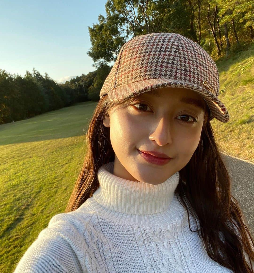 田澤明日香のインスタグラム：「最近始めたゴルフに熱を上げています🏌🏻‍♀️ 人生2回目のラウンドで友達と楽しく周ったよ🤸🏻‍♀️ スコアは124でした！ 昨日は沢山のお祝いのメッセージありがとうございます☺️ 今年も幸せに暮らします♨️  #ゴルフ女子 #model #golf #골프#골프웨어 #autumn #紅葉#自然」