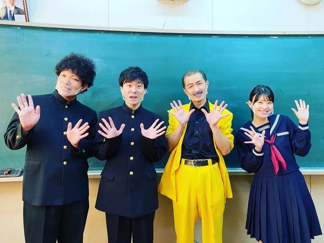 アキ（荒木良明）のインスタグラム：「講演とミニ新喜劇✨✨  大東市立谷川中学校、行かせてもらいましたー🤗 新しい生活様式で、さまざまに気をつけながら、たくさんのご協力のもと伺えました🙇‍♂️ 生徒のみんな、ありがとう🎶🎶大盛り上がり楽しかったー😆 企画ご準備くださった藤井先生ありがとうございました‼︎ 校長先生には、講演にも生徒さんの楽しんでくれた姿や反応に喜びのお言葉をいただき、本当にうかがえてよかったです☺️ ありがとうございました‼︎  校門前写真は、鈴木校長先生 藤井先生✨✨ 吉本新喜劇メンバーは新名くんもじゃくん鮫ちゃんと僕アキ📸  #吉本新喜劇アキ講演 #学校でミニ新喜劇 #いぃよぉ  追記訂正 幼小中高大他、どの年齢の学校や団体、企業へもうかがってます‼︎ お問い合わせは吉本興業まで」