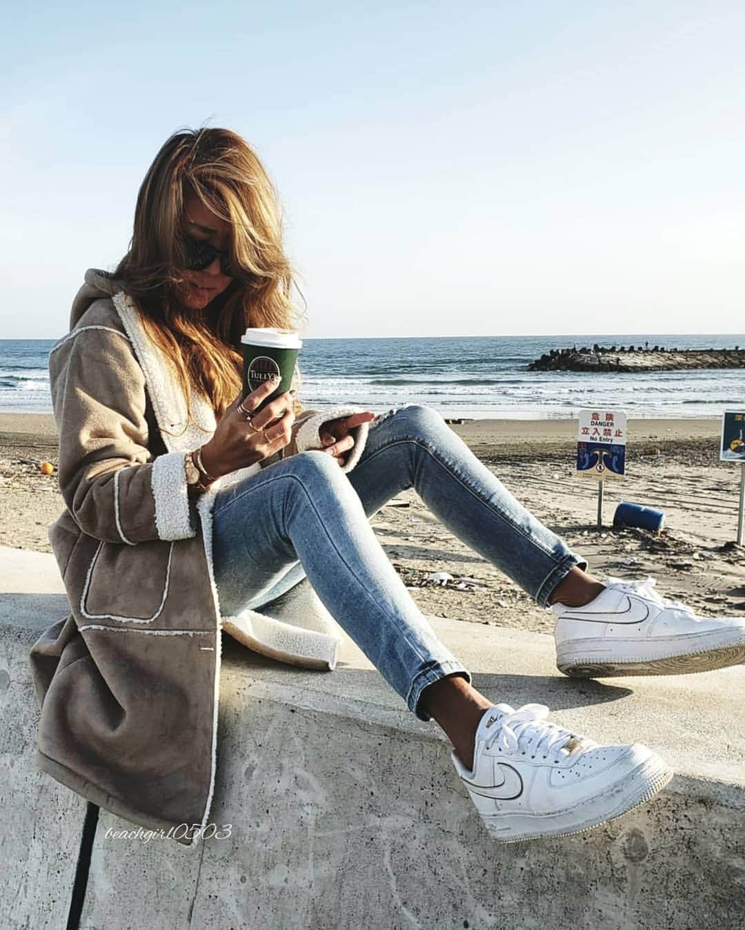 𝑵𝒐𝒓𝒊のインスタグラム：「. . . . 𝚂𝚞𝚗, 𝙽𝚘𝚟𝚎𝚖𝚋𝚎𝚛 𝟶𝟷, 𝟸𝟶𝟸𝟶 日中はポカポカ陽気で キャミで日焼けしてたけどw 朝はめっちゃ寒かったから こんな格好だった♡ ￥1,500くらいだったボアコート 激安なのにあったかいんだ🤭🎶 . . . . 📷⌚ @danielwellington の新作の時計♡ 上品なデザインだけどカジュアルコーデにも合う👌 . . . 𝐃𝐚𝐧𝐢𝐞𝐥 𝐖𝐞𝐥𝐥𝐢𝐧𝐠𝐭𝐨𝐧 スペシャルキャンペーン実施中♡ ⇩ 𝟐𝟑日まで公式サイトや𝐃𝐖直営店舗にて 𝟐,𝟓𝟎𝟎𝟎円(税込)以上のお買い上げで 𝟐𝟓%𝐎𝐅𝐅になるよ☝ . . . 全商品割引対象の 𝟏𝟓%𝐎𝐅𝐅クーポンコードも併用可能!! かなりお得になるので、この機会に是非😍 𝟏𝟓%𝐎𝐅𝐅クーポンコードは ↓↓↓ 【 𝐛𝐞𝐚𝐜𝐡 】 . . . . #danielwellington #watch #fashion #coordinate  #outfit #autumnfashion #instafashion  #sneaker #nike #af1 #DWユニトーン #ダニエルウェリントン #時計 #腕時計 #ファッション #コーデ #コーディネート #秋コーデ #海 #ビーチ #サーフ #サーフガール #スニーカー #スニーカー女子 #ナイキ #カジュアルコーデ #プチプラコーデ #スナップミー #大人カジュアル #お気に入り」