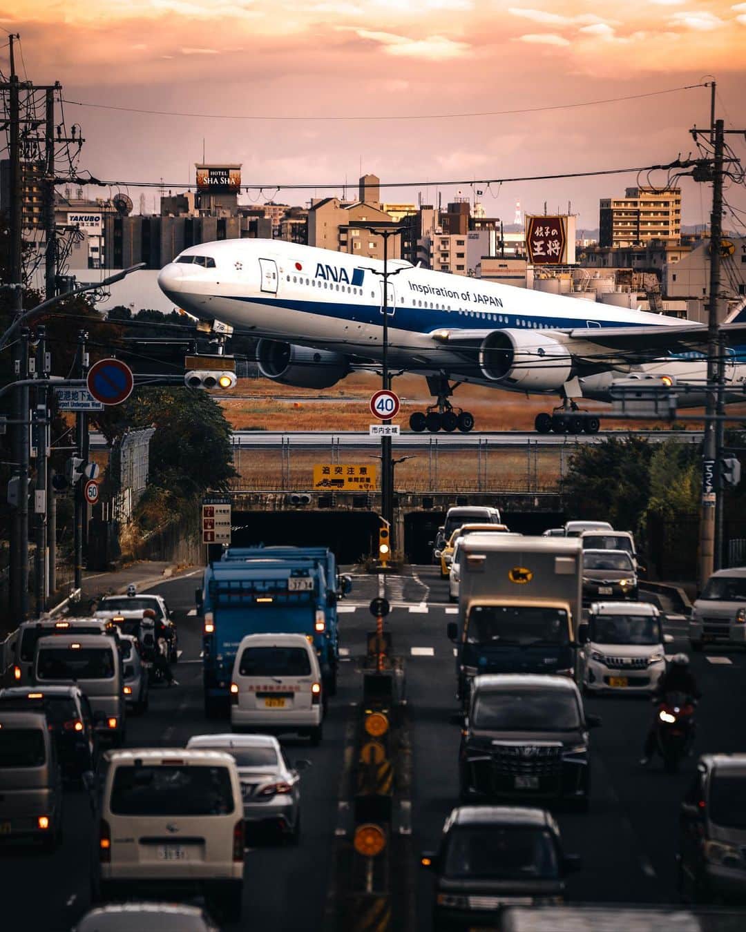 R̸K̸のインスタグラム：「Departure time in the sunset #hellofrom Osaka Japan ・ ・ ・ ・ #earthfocus #earthoffcial #earthpix #discoverearth #ourplanetdaily #livingonearth #theweekoninstagram  #theglobewanderer #visualambassadors #stayandwander #welivetoexplore #IamATraveler #wonderful_places #TLPics #depthobsessed #voyaged #sonyalpha #bealpha #aroundtheworldpix #moodygrams #artofvisuals #travellingthroughtheworld #streets_vision #complexphotos #HYPEBEAST #hsinthefield #d_signers #luxuryworldtraveler  @sonyalpha @hypebeast @highsnobiety @lightroom @soul.planet @earthfever @9gag @500px @paradise」