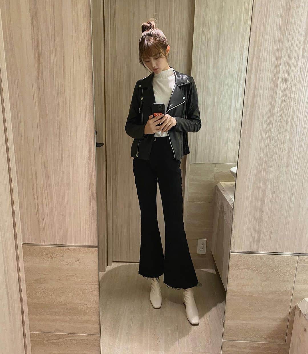のインスタグラム：「ちなみに全身はこんな感じです🦉  モノクロコーデ🤍🖤  ズボンも　@grl_official のだったりする、フレアの広がり方キレイ✌︎  ライダースは今年たくさん着たなぁ、、このインスタでの登場率No1🤭笑  #fashion #ootd #outfit #outfitoftheday #grl #black #ファッション #コーデ #白黒コーデ #黒コーデ #モノクロ #グレイル #私服 #今日のコーデ #冬コーデ」