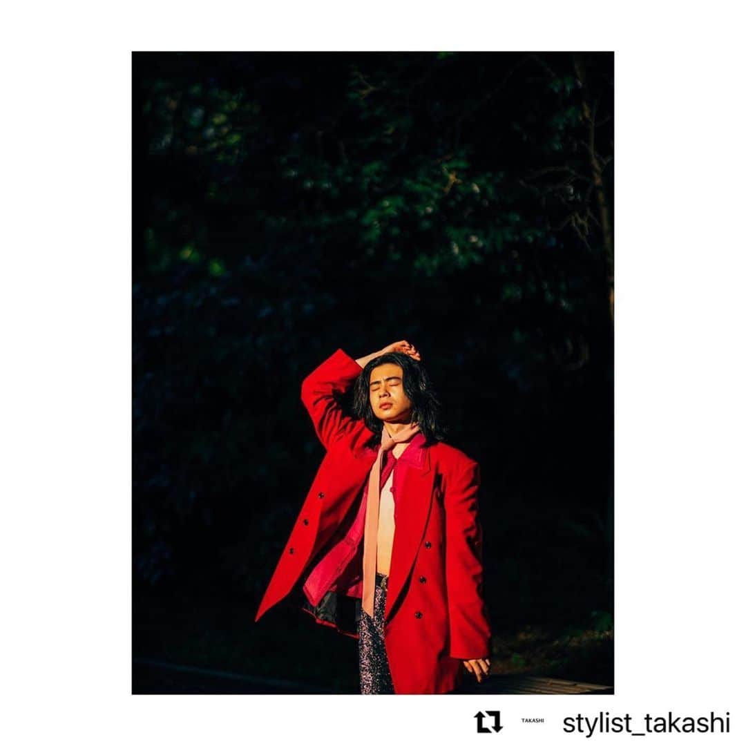 土屋磨周のインスタグラム：「#Repost @stylist_takashi with @make_repost ・・・ Personal work with Makoto @makotomaxx   マコト君は多忙な日々を過ごす中で 久しぶりに撮影に誘ってくれました。  彼の写真から滲み出る無垢なイメージ そして純粋さ美しさはいつも感動します。  Matthew君とはジェンダーレスをテーマに 撮影しました。 話していく中で彼の純粋な心を感じました。 主張のある赤色のジャケットに強さを感じる 一方で彼の純粋さが上手い具合に中和されている のではないでしょうか。  @makotomaxx 今回もありがとうございます。  model Marrhew @matthew1.0.2.1  photo Makoto Suenaga @makotomaxx  hair & make-up Takahashi さん Style TAKASHI」