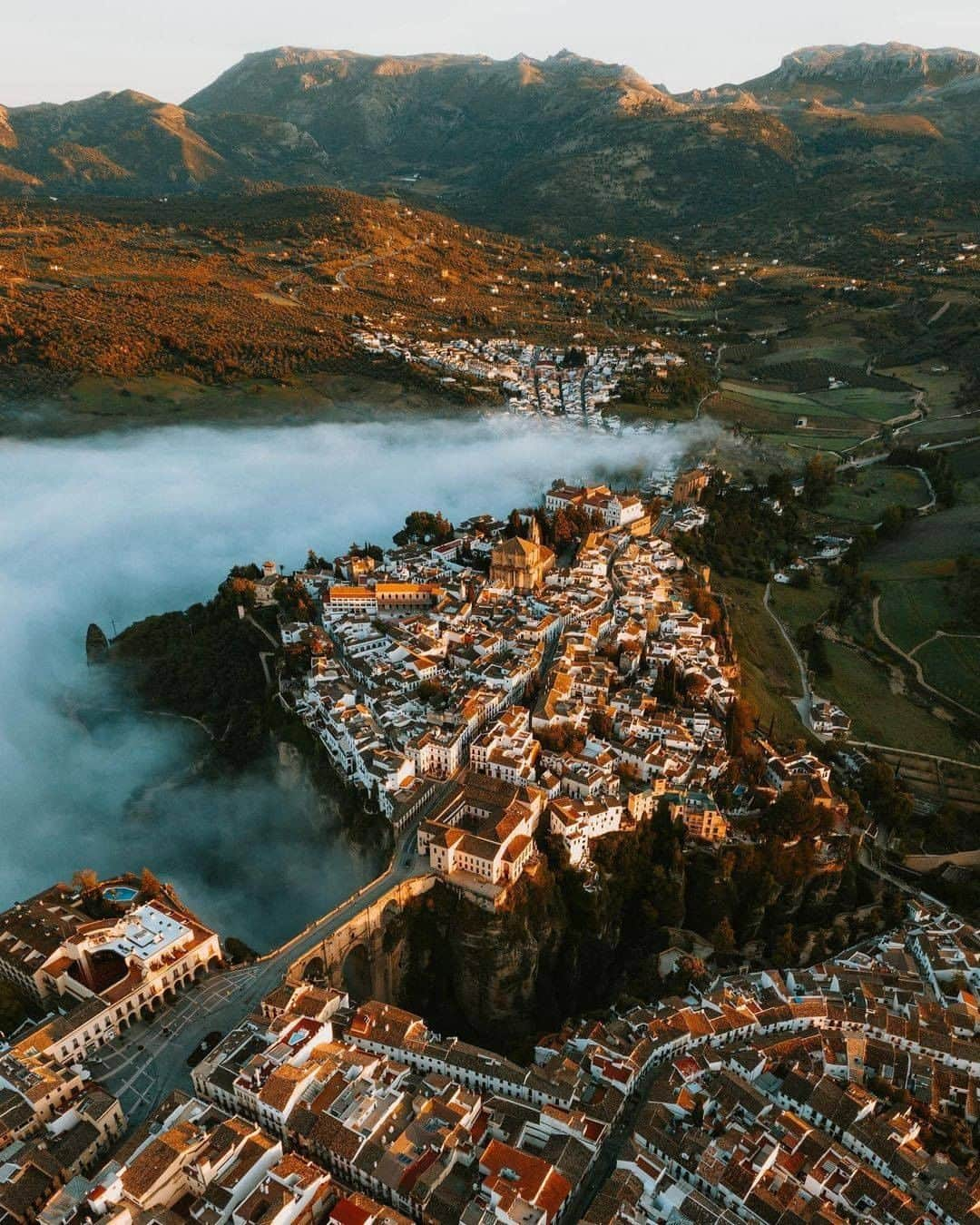 Discover Earthさんのインスタグラム写真 - (Discover EarthInstagram)「Beautiful shots of the city of Ronda. Which one is your favourite ?  "This morning was one where everything came together. A mountain storm from the night before had settled & rain condensed to form a misty inversion, which surrounded the plateaux where the ancient city of Ronda sits perched. We couldn’t believe it - we watched fog swirl and then vanish as it hit the cliff edge, light rays filtering through The Puente Nuevo bridge as the sun rose...conditions like these must happen only a few times a year I thought. What were the chances. Utter madness. " 💾  Save in your collections if you'd like to visit one day!  #discoverspain🇪🇸 with @jamesrelfdyer  . . . . .  #sunrise  #morning  #skylovers  #sunshine  #day  #instasky  #sunrise_sunsets_aroundworld  #horizon  #mothernature  #weather  #early  #all_sunsets  #tree  #twilight  #dusk  #dawn  #sunrise_and_sunsets  #sunsets  #spain  #españa ​  #espana  #ig_spain」11月12日 20時55分 - discoverearth