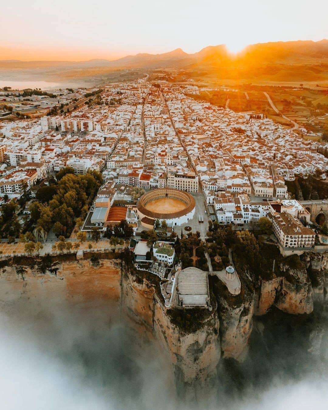 Discover Earthさんのインスタグラム写真 - (Discover EarthInstagram)「Beautiful shots of the city of Ronda. Which one is your favourite ?  "This morning was one where everything came together. A mountain storm from the night before had settled & rain condensed to form a misty inversion, which surrounded the plateaux where the ancient city of Ronda sits perched. We couldn’t believe it - we watched fog swirl and then vanish as it hit the cliff edge, light rays filtering through The Puente Nuevo bridge as the sun rose...conditions like these must happen only a few times a year I thought. What were the chances. Utter madness. " 💾  Save in your collections if you'd like to visit one day!  #discoverspain🇪🇸 with @jamesrelfdyer  . . . . .  #sunrise  #morning  #skylovers  #sunshine  #day  #instasky  #sunrise_sunsets_aroundworld  #horizon  #mothernature  #weather  #early  #all_sunsets  #tree  #twilight  #dusk  #dawn  #sunrise_and_sunsets  #sunsets  #spain  #españa ​  #espana  #ig_spain」11月12日 20時55分 - discoverearth