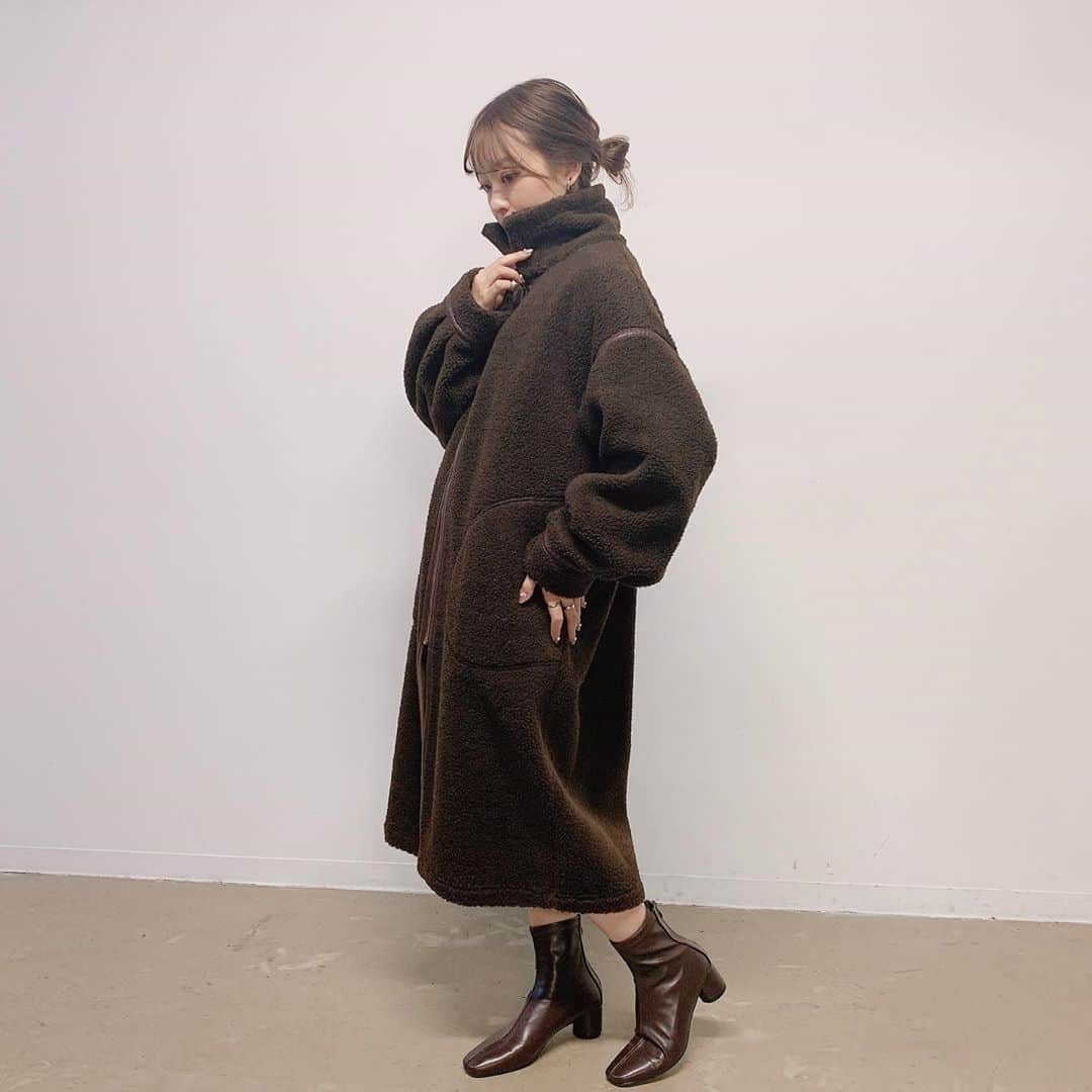 Vannie Officialのインスタグラム：「【VANNIE U ボアムートンリバーシブルロングコート　】7,200+tax ⠀  《styling》 今季マストバイのボアコートはロング丈で可愛さ倍増♪ リバーシブル仕様で2つのデザインで着れちゃう優れもの♡ パンツスタイルにはもちろん、ワンピースやマキシ丈のスカートで女の子らしさをプラスしたスタイルにもオススメ◎  ⠀ 《detail》 合皮のラインデザインでトレンドライクなコーデを後押しします♪ 見た目にも温かなボア面となめらかなスエード面の2ＷＡＹ仕様。 襟は立てても可愛いし防寒もばっちり◎  ⠀ 《fabric》 風を通しにくい保温性の高い素材。  ⠀ ⠀ #vannie_u#ヴァニーユー #ZOZOでしか買えない⠀⠀ お問い合わせはDMまでご連絡ください‪‪☺︎‬」