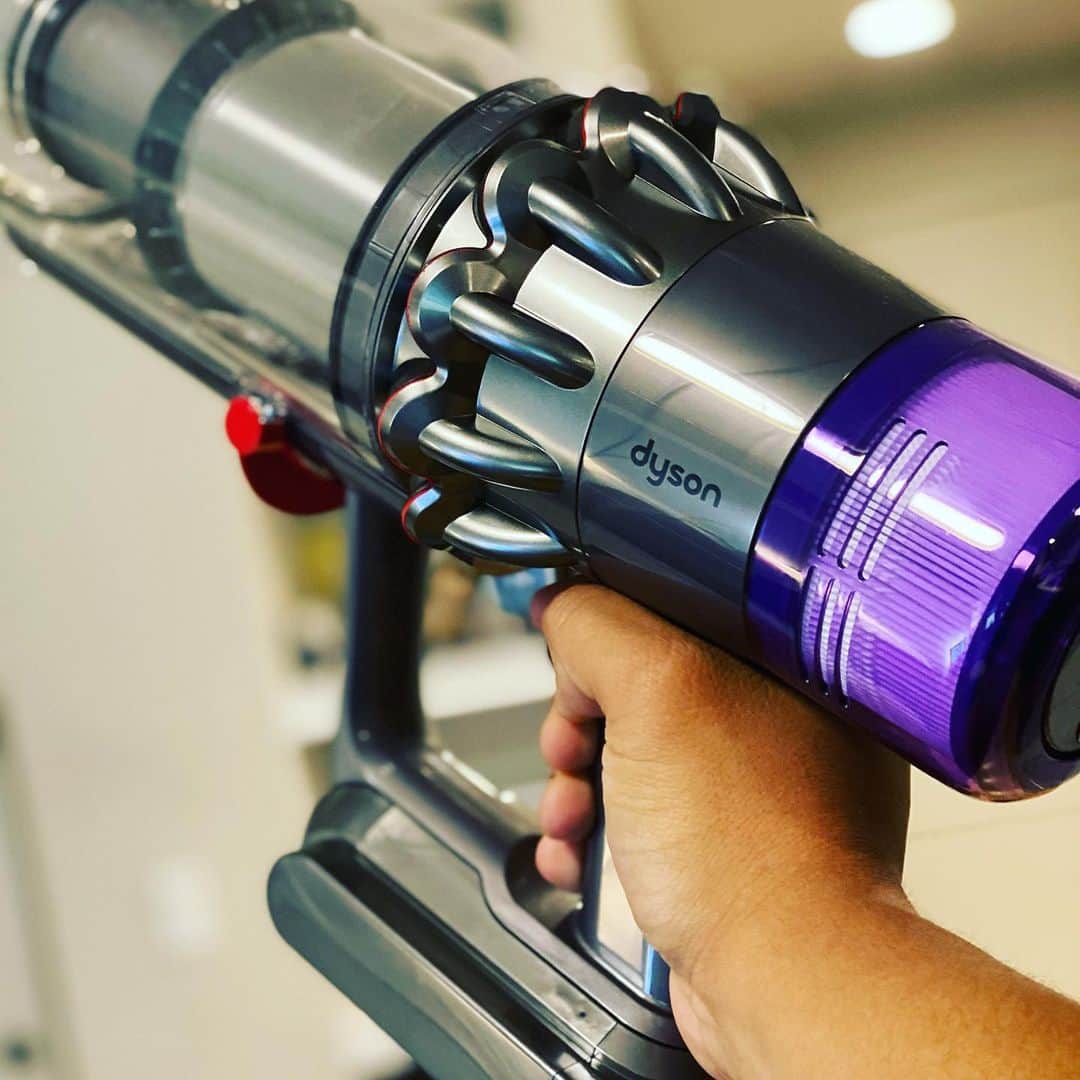 Dysonさんのインスタグラム写真 - (DysonInstagram)「Designed for your balancing act.   Extensive user testing challenged Dyson engineers to make a machine that balanced in the hand effectively. They positioned the weight in the Dyson V11™ vacuum to make it easier to pivot and lift, so you can clean wherever you need to – up high or down low. 📷 @_johnnyroman #dyson #dysonhome #vacuum #vacuuming #cleanhome #homecleaning  #cleaning #cleaningmotivation」11月12日 20時59分 - dyson