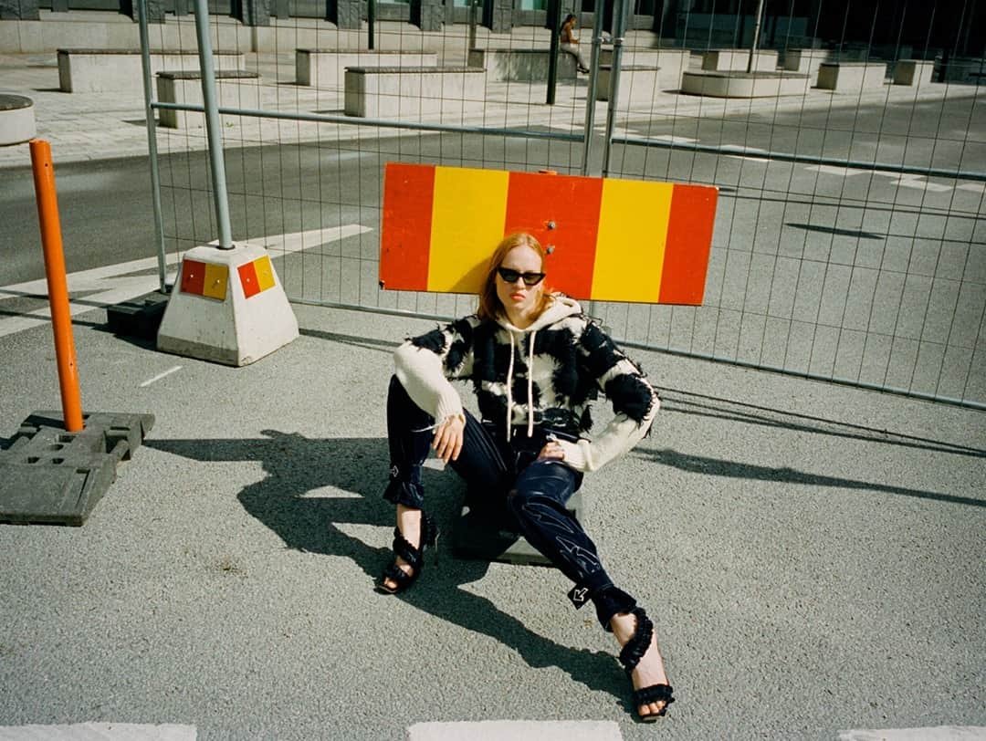 OFF-WHITE C/O VIRGIL ABLOHさんのインスタグラム写真 - (OFF-WHITE C/O VIRGIL ABLOHInstagram)「women's Off-White™ "nina" sunglasses now exclusively available online at off---white.com ~ styling c/o @mariabarsoum photography c/o @rasmuswengkarlsen」11月12日 21時00分 - off____white