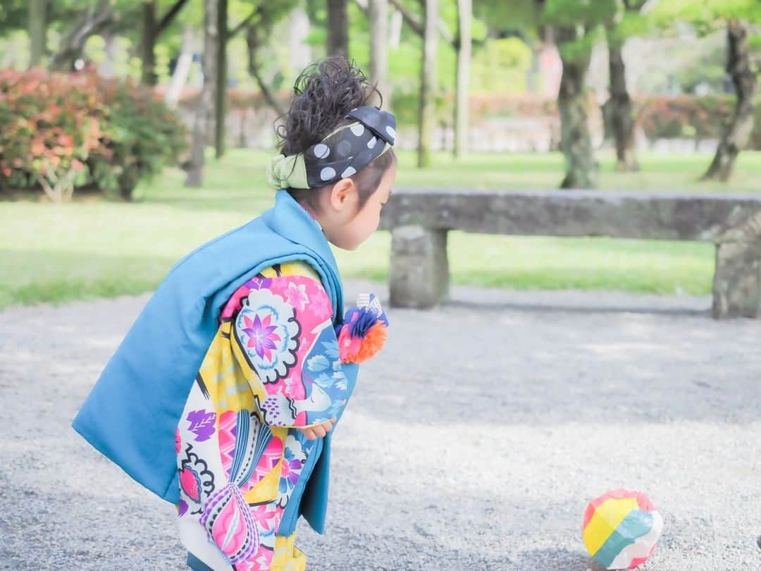 Photream-こどもと家族の成長写真-のインスタグラム：「姉妹で色違いのお着物も可愛いですね😆💓 レトロモダンな被覆がおしゃれです🍁 - 【七五三予約受付中！】 出張撮影で、自然な瞬間をたくさん残しませんか？ お気軽にお問い合わせください☺️ - 【七五三をご検討中の方】 👑1回記念プラン お好きな場所に出張撮影　データ100枚以上のみ　24,800円  👘七五三限定プラン データ100枚以上にフォトブック2冊がついた限定プラン　39,800円　 - 【お宮参りをご検討中の方】 👑1回記念プラン お好きな場所に出張撮影　データ100枚以上　24,800円  💎3回成長プラン　 データ100枚以上×3 　59,800円（2.5回分の料金で3回撮影） 🤰🤱👨‍👩‍👧マタニティやお宮参り、ハーフバースデー、バースデーと家族の成長ストーリーをお得に撮影される方にオススメです✨ - - - #フォトリ #七五三  #家族写真のすすめ  #出張撮影 #ロケーションフォト #関東ママ #関西ママ #七五三撮影  #フォトスタジオ #ママカメラ #新米ママ #七五三3歳  #2020生まれ #インスタキッズ #ママリ #コドモノ #子どものいる暮らし #令和ベビー #女の子ママ #男の子ママ #おしゃれきっず #キッズコーデ #キッズファッション  #ままのて #お宮参り  #女の子ベビー #七五三ヘア  #家族写真 #753」