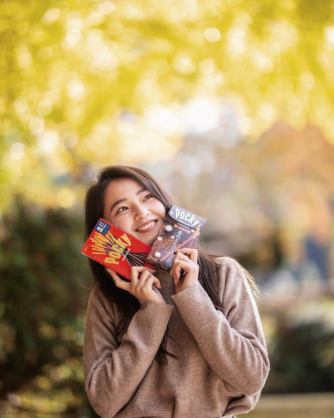 𝐊𝐚𝐤𝐢𝐠𝐢𝐅𝐮𝐤𝐚のインスタグラム：「満開のイチョウの木の下で。」