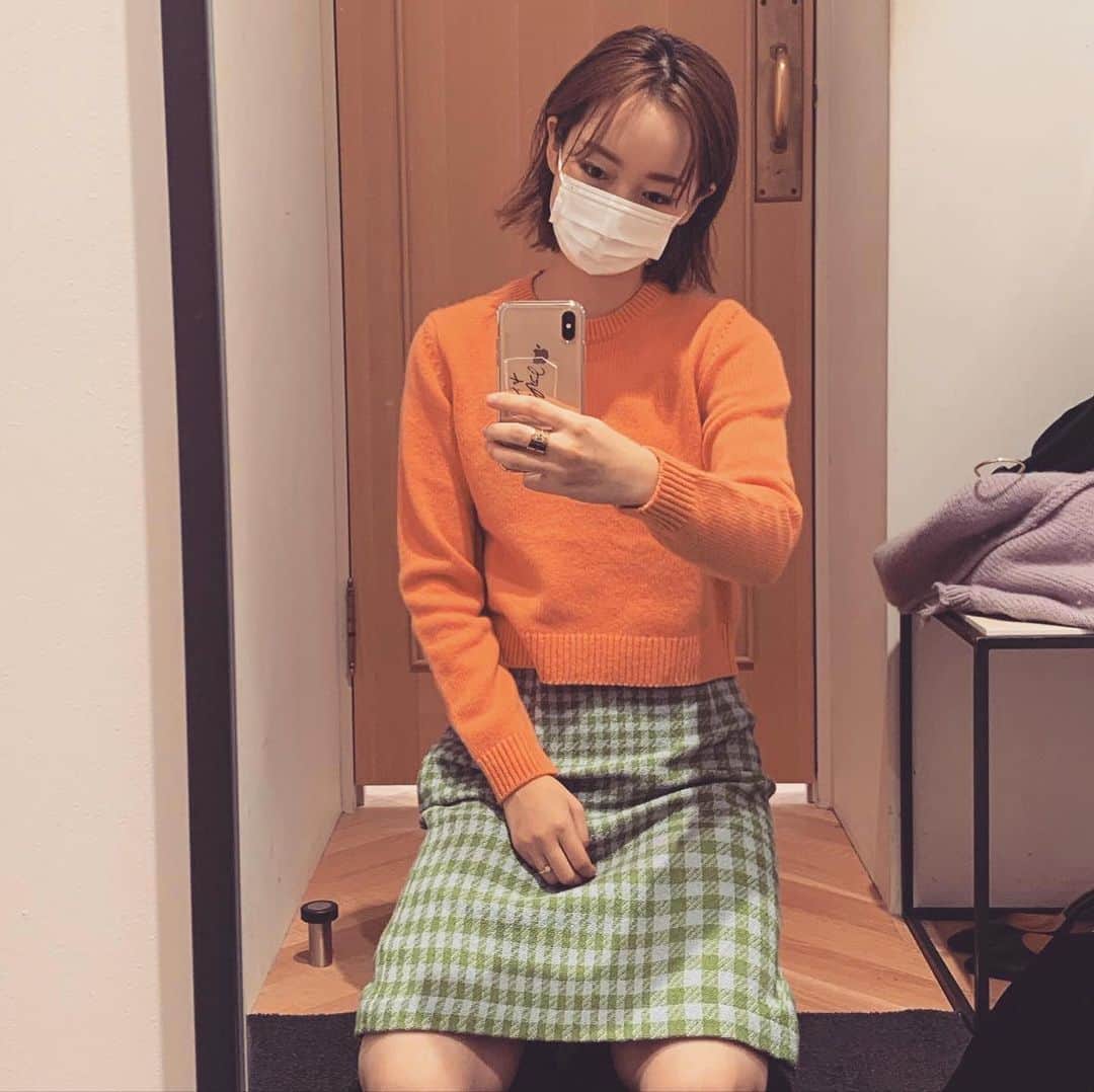 のインスタグラム：「冬服最高🧡🍊🥕 すまん再投稿です。 休みの日があると、なんでもない日がめちゃくちゃ幸せだと言うことに気づきます。 #ROPE #katespade  携帯の裏はずっと千鳥ののぶさんのサイン。」