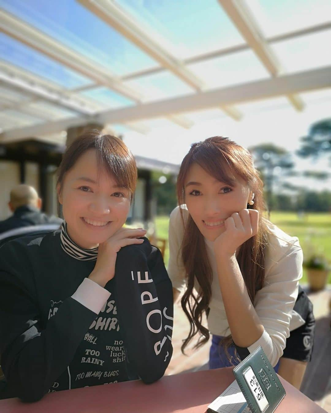 三枝こころさんのインスタグラム写真 - (三枝こころInstagram)「みっこさん @mikiko_shiota とラウンド⛳️ 久々に前半いいスタート切れたのに…後半撃沈😅 ゴルフってこれだから面白いんだと思うきっと❗️ 茨城ゴルフ倶楽部、東コース OUT40・IN49・89 分かった✨やっぱりコレだ！ からのアレ…んっ？ゴルフって難しい…また勉強してきます。 の繰り返し🏌️‍♀️ みっこさんはフルバックから流石のスコアでラウンドしてました❤️ アプローチ・バンカー、ショートゲームがうますぎる🤣 決めなくちゃいけない時絶対外さない。 こんなに一緒にラウンドしてるのに。 もっと見て盗みたいです。 #ゴルフ女子 #ママゴルフ #golf #ゴルフウェア #コーディネート #新作 #junandrope  #茨城ゴルフ倶楽部 #東コース #名門 #ショートゲーム #上手くなりたいなゴルフ」11月12日 21時03分 - kokoro_golf