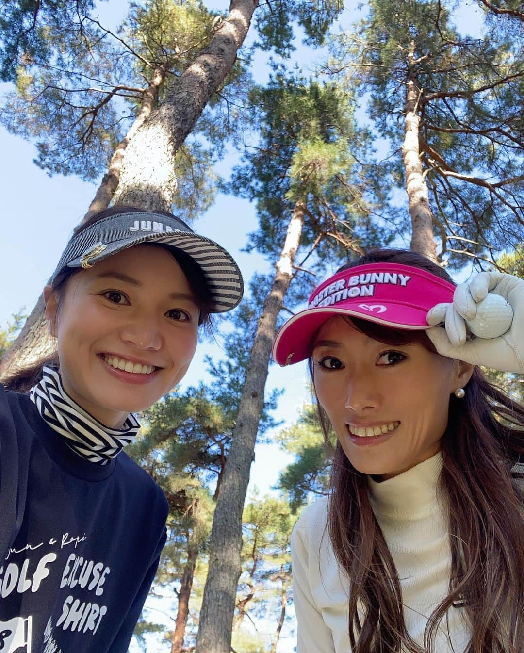 三枝こころさんのインスタグラム写真 - (三枝こころInstagram)「みっこさん @mikiko_shiota とラウンド⛳️ 久々に前半いいスタート切れたのに…後半撃沈😅 ゴルフってこれだから面白いんだと思うきっと❗️ 茨城ゴルフ倶楽部、東コース OUT40・IN49・89 分かった✨やっぱりコレだ！ からのアレ…んっ？ゴルフって難しい…また勉強してきます。 の繰り返し🏌️‍♀️ みっこさんはフルバックから流石のスコアでラウンドしてました❤️ アプローチ・バンカー、ショートゲームがうますぎる🤣 決めなくちゃいけない時絶対外さない。 こんなに一緒にラウンドしてるのに。 もっと見て盗みたいです。 #ゴルフ女子 #ママゴルフ #golf #ゴルフウェア #コーディネート #新作 #junandrope  #茨城ゴルフ倶楽部 #東コース #名門 #ショートゲーム #上手くなりたいなゴルフ」11月12日 21時03分 - kokoro_golf