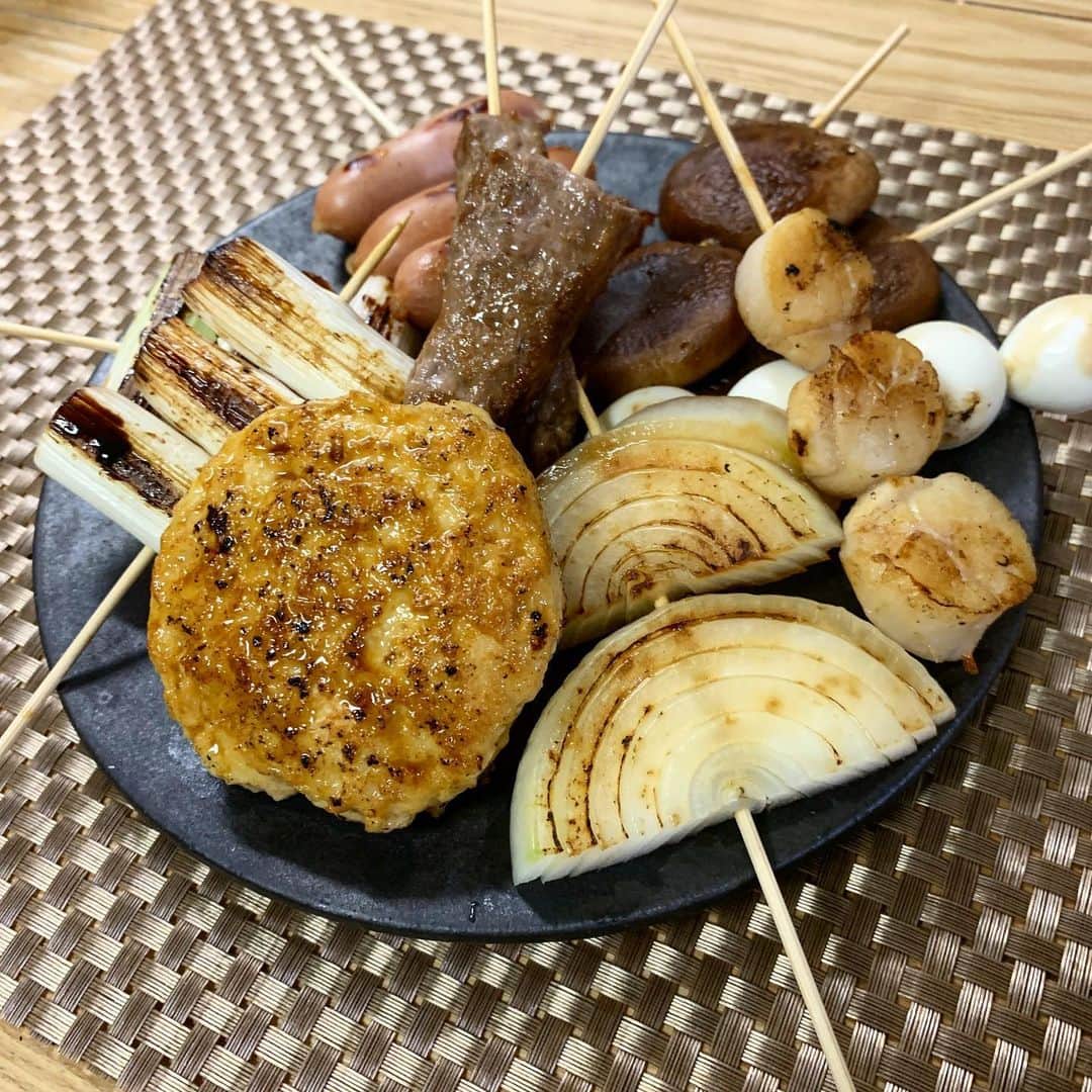 シュネルのインスタグラム：「『冷蔵庫の余り物で串焼き』﻿ ﻿ ﻿ ■材料﻿ ウインナー﻿ 椎茸﻿ 玉ねぎ﻿ 長ネギ﻿ うずらたまご﻿ ホタテ﻿ サイコロステーキ﻿ 鶏ひき肉﻿ たまご﻿ ﻿ ﻿ ・つくね作り方﻿ 鶏ひき肉に卵の黄身を入れて小麦粉を加えて粘りが出るまで混ぜて形を作る﻿ （塩胡椒ふる）﻿ ﻿ ・①焼き鳥タレ作り方﻿ 醤油大さじ1.5﻿ みりん大さじ1.5﻿ 酒大さじ1.5﻿ 砂糖小さじ1﻿ おろししょうが少々﻿ おろしにんにく少々﻿ ﻿ を混ぜて一煮立ちさせる﻿ ﻿ ﻿ 1.野菜を食べやすい大きさに切って具を串に刺していく。﻿ ﻿ 2.フライパンに少量の油をしいて具を置いたら①を塗りながら両面焼いていく。﻿ ﻿ 3.全体に火が入ったら完成﻿ ﻿ ﻿ #food #料理 #おうちごはん #串焼き #シュネルキッチン﻿ ﻿」