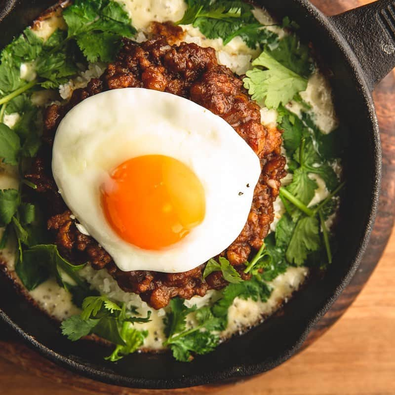 モンスーンカフェのインスタグラム：「モンスーンカフェこだわりのモッツァレラキーマカレー🍳 熱々の鉄板に まろやかとろけるモッツァレラチーズ・とろ〜っとした半熟目玉焼き・スパイスのきいたキーマカレー。 相性は抜群✨ さらにたっぷりのパクチー🌿がアクセントの人気のひと皿 アボカド🥑トッピングがオススメですよ！ スパイシーなキーマカレーでこれからの季節、体もポカポカに。 テイクアウトして、ご自宅やオフィスで召し上がって頂くことも出来ます！  ※パクチーが苦手な方はスタッフまでお声がけください。パクチー抜きや別添えでご提供させて頂きます🙇‍♀️  . #monsooncafe　#モンスーンカフェ #エスニック料理 #タイ料理　#ベトナム料理 #アジア料理 #アジアンフード #女子会  #ethnicfood #asianfood #Vietnamfood #thaifood #curry #keemacurry  #カレー好きな人と繋がりたい　#カレー巡り #カレー大好き #カレー好き #カレー部 . #キーマカレー #チーズカレー #パクチニスト #パクチー  #スパイシー #スパイシーカレー #代官山　#代官山グルメ #代官山テイクアウト #代官山カフェ」