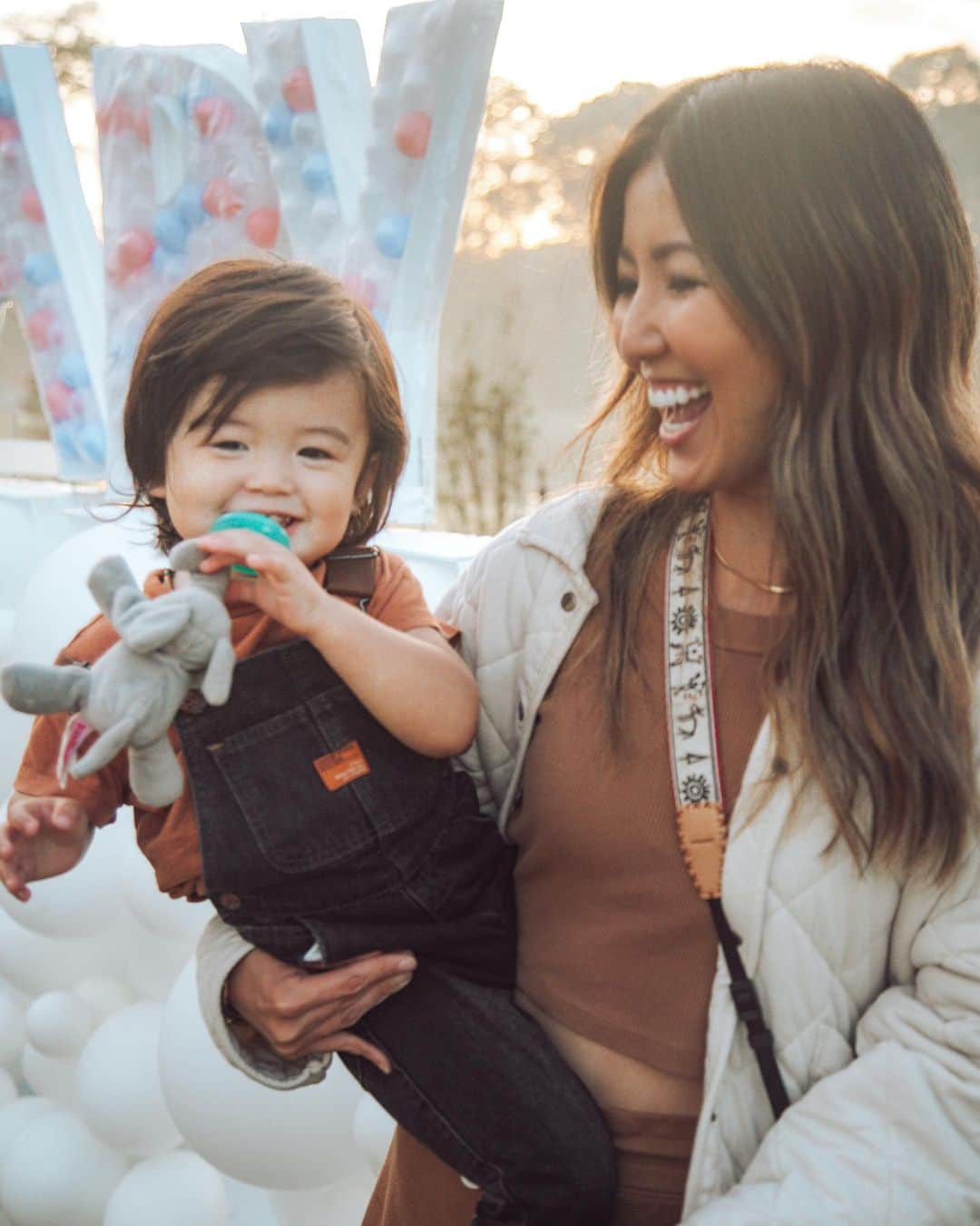 コリー・ロバートソンのインスタグラム：「Lots of family news lately, this time of year is always full, back-to-back birthdays, holidays, and lately we’ve had the added joy of celebrating the sweetest news of a little girl that Sadie and Christian are bringing into the world!   I know it probably seems like we’re always celebrating something! With 6 kids, spouses, and grand babies, and large extended families on both sides, there is a lot going on, always.   While much of what I share here is the fun, the joyful, like all of us, we also experience the hard, the sad. If you’ve lived any bit of life you know, no one is immune to the difficult things of this world.   @rebeccalorobertson shared yesterday on her insta that she suffered a miscarriage a couple of weeks ago. Right in the midst of all of the celebrating, she experienced such a loss. We were sad, for her and with her.   What I saw in her through this difficult time, was not just sadness and disappointment, of course that was there, but also I saw in her such beautiful, powerful strength. Women we are so much stronger than we think we are. What an amazing thing that we can hold at the same time both joy and loss.   Rebecca is the most thoughtful, loving mama to Zane, the kindest sister, aunt, daughter, wife, friend to us all. This picture was taken at @legitsadierob gender reveal. Looking back through the pics, I couldn’t help but think what a beautiful thing to see someone radiate happiness for her sister even when she is grieving her own loss, such joy and contentment in her role as mom to Zane, even when life is not perfect.   In this life we are not guaranteed perfection, but we are promised that  in all of it God is near.」