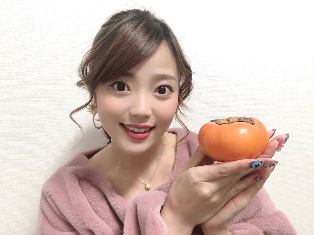のインスタグラム：「☆ この時期は柿だよね🍁💕 佐藤果樹園から柿が届いたよー！ 種なくて甘くて最高だよ😍 . #suaiyum」