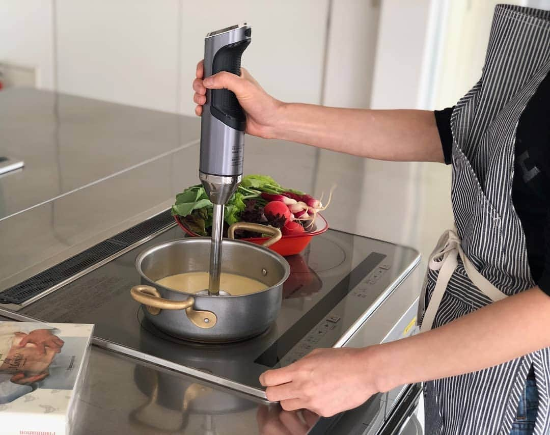 Cuisinart(クイジナート)ジャパン公式アカウントさんのインスタグラム写真 - (Cuisinart(クイジナート)ジャパン公式アカウントInstagram)「\ 【新発売】コードレス充電式ハンドブレンダー /⁣ ⁣ クイジナートのコードレス充電式ハンドブレンダーは、⁣ 鍋やボウルの中でも気軽に使えるブレンダー。⁣ ⁣ コードがまとわりつかないのでストレスフリーに👌⁣ ⁣ 秋にぴったりのなめらかスープもあっという間に完成✨⁣ ⁣ 握りやすいハンドルデザインなので安定感もあり、手にしっかりフィットします😉⁣ ⁣ つぶす・混ぜる・泡立てるなど1台で何役もこなす優れもの👍⁣ 充電式ですが、途中でパワーが落ちることなく使うことができます⚡⁣ ⁣ 毎日のお料理シーンにも大活躍のキッチンツールです♬⁣ ⁣ ・。・。・。・。・。・⁣ 🍲Item：コードレス充電式ハンドブレンダー⁣ ⁣ 🔍RHB-100J⁣ ・。・。・。・。・。・⁣ ⁣ ⁣ #クイジナート #cuisinart #クイジナートのある生活 #クイジナートLOVE #クイジナートコードレスハンドブレンダー #おうちカフェ #おうち時間を楽しむ #おうち時間 #丁寧な暮らし #朝ごはん #豊かな食卓 #ホームパーティー #簡単ごはん #美味しい時間 #今日のご飯 #料理好きな人とつながりたい #おうちごはんlover #豊かな食卓 #暮らしを楽しむ #簡単ご飯 #私の美味しい写真 #クッキングラマー #ブレンダー #ブレンダーで離乳食 #ブレンダー大活躍 #ブレンダーレシピ #暮らしを整える #時短アイテム #離乳食づくり #赤ちゃんのいる暮らし #お料理好き」11月12日 21時09分 - cuisine_art