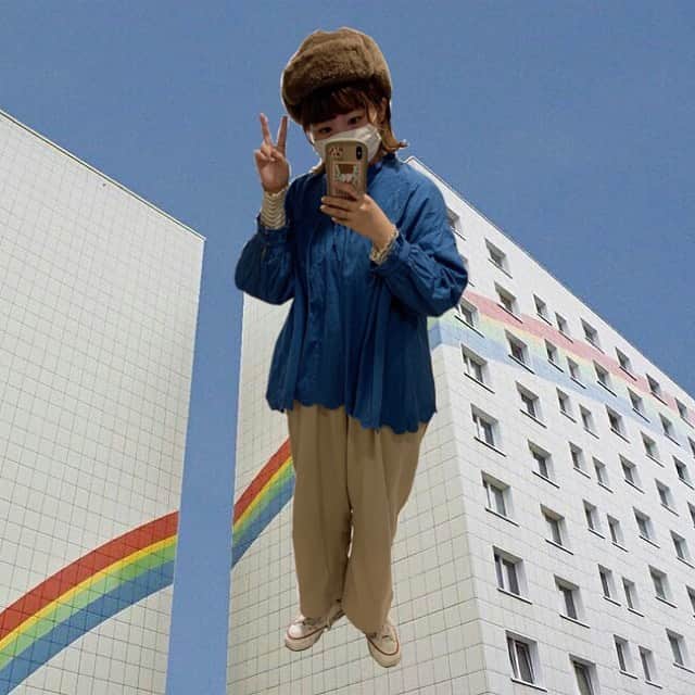 HONOKAのインスタグラム：「.〻  いつかの私服☁️  最近より寒くなってきて、 このモコモコ帽子が活躍してくれる時期になってめちゃ嬉しい〜！！！  帽子が主役のコーデ✌🏻 最近はなぜかトップスがブルー系が多いです🦕なんでだろう〜🦕 ブルーとベージュの組み合わせ、よくやりがち✌🏻🦕  #フライトキャップ」