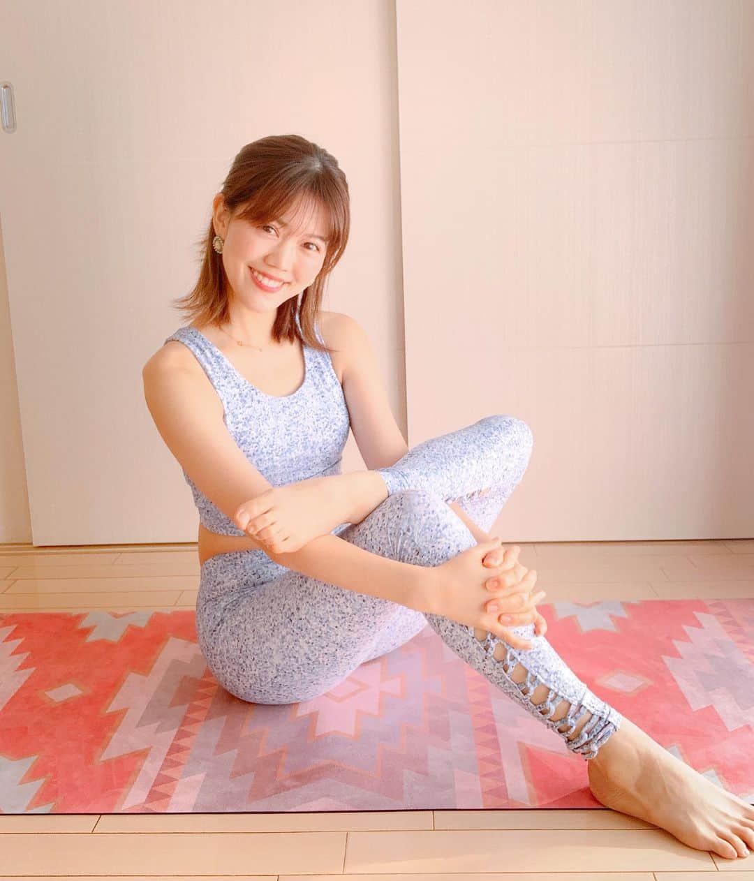 上坂由莉のインスタグラム：「﻿ \ \ 腰痛改善⭐️お尻のストレッチ🍑 / /﻿ ﻿ ﻿ 座りっぱなしだと特に硬くなるお尻😣﻿🍑 腰痛の原因はお尻の硬さもあるので﻿ お尻をほぐす事は凄く大事です☝️⭐️﻿ ﻿ ﻿ 私はテレビ見ながらよくやってます🧘‍♀️﻿ 今日もお疲れ様でして🌙﻿ ﻿ ﻿ #ヨガ #ヨガインストラクター #ヨガウェア #ヨガジョ﻿ #腰痛改善 #ヨガポーズ #お尻のストレッチ #臀筋」