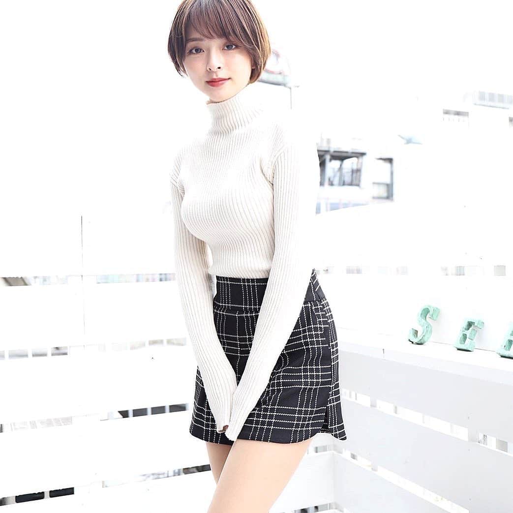 かおりのインスタグラム：「・ ・  最近一段と寒くなったね❄️  #冬　#白ニット」