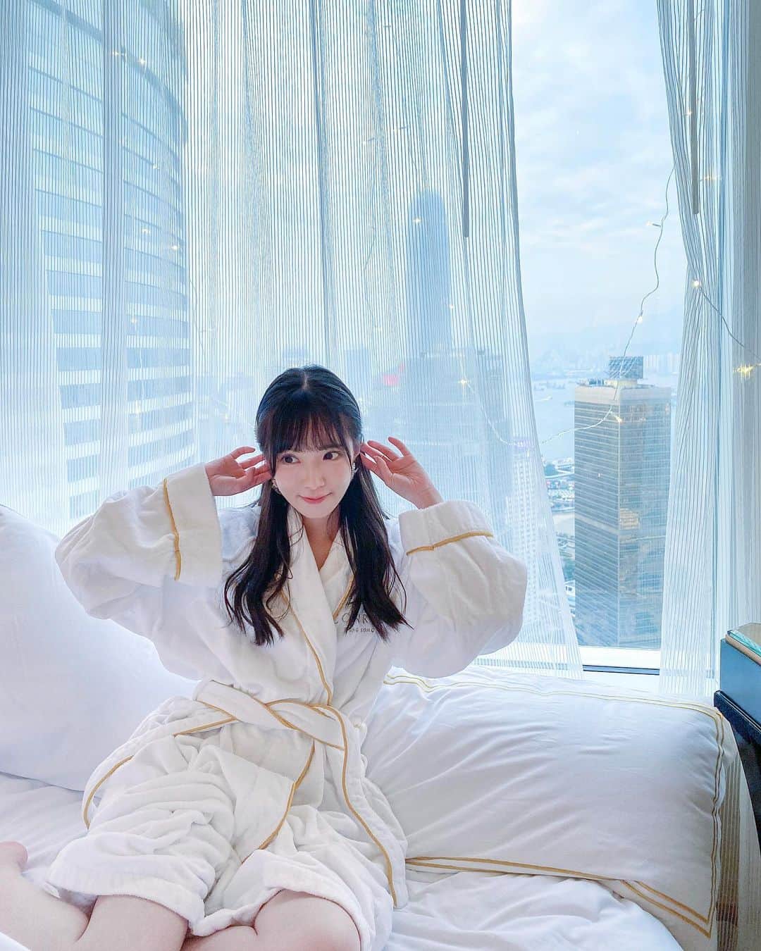キアナのインスタグラム：「Staycation定番浴袍相🤓🤣 . #ホテルステイ  #お泊り女子会  #staycation」