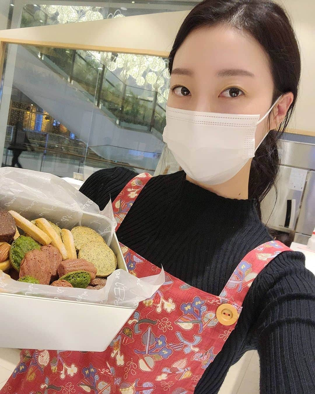 ユン・ダヨンさんのインスタグラム写真 - (ユン・ダヨンInstagram)「빨간 앞치마 두르고 쿠키만들기 #베이킹클래스#취미#쿠킹스튜디오」11月12日 21時14分 - _yundayeong