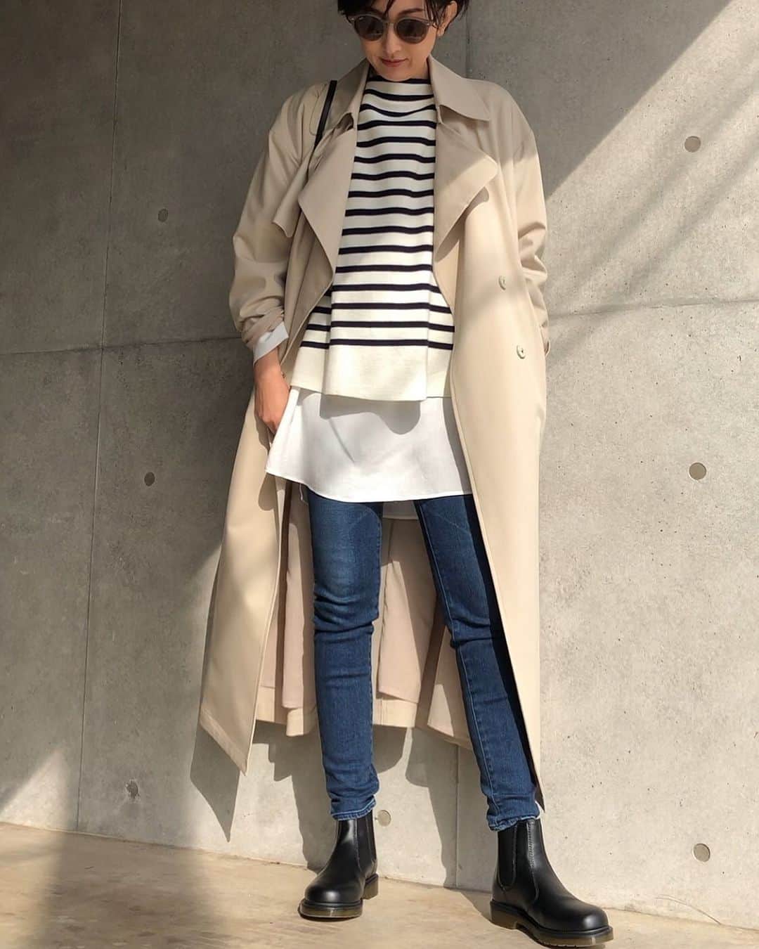 石井のり子のインスタグラム：「** ootd✔︎ やっと妊娠前のジーンズが履けるようになりました。 仕事復帰第一弾が決まったのでギリギリセーフ…かな🤫 * * coat.jeans @styledeli_official  knit @pur_ple.jp  boots @drmartensofficial  * * #ootd #outfit #fashion #coordinate #fashionstyle #trenchcoat #knit #jeans #boots #drmartens #ママコーデ」