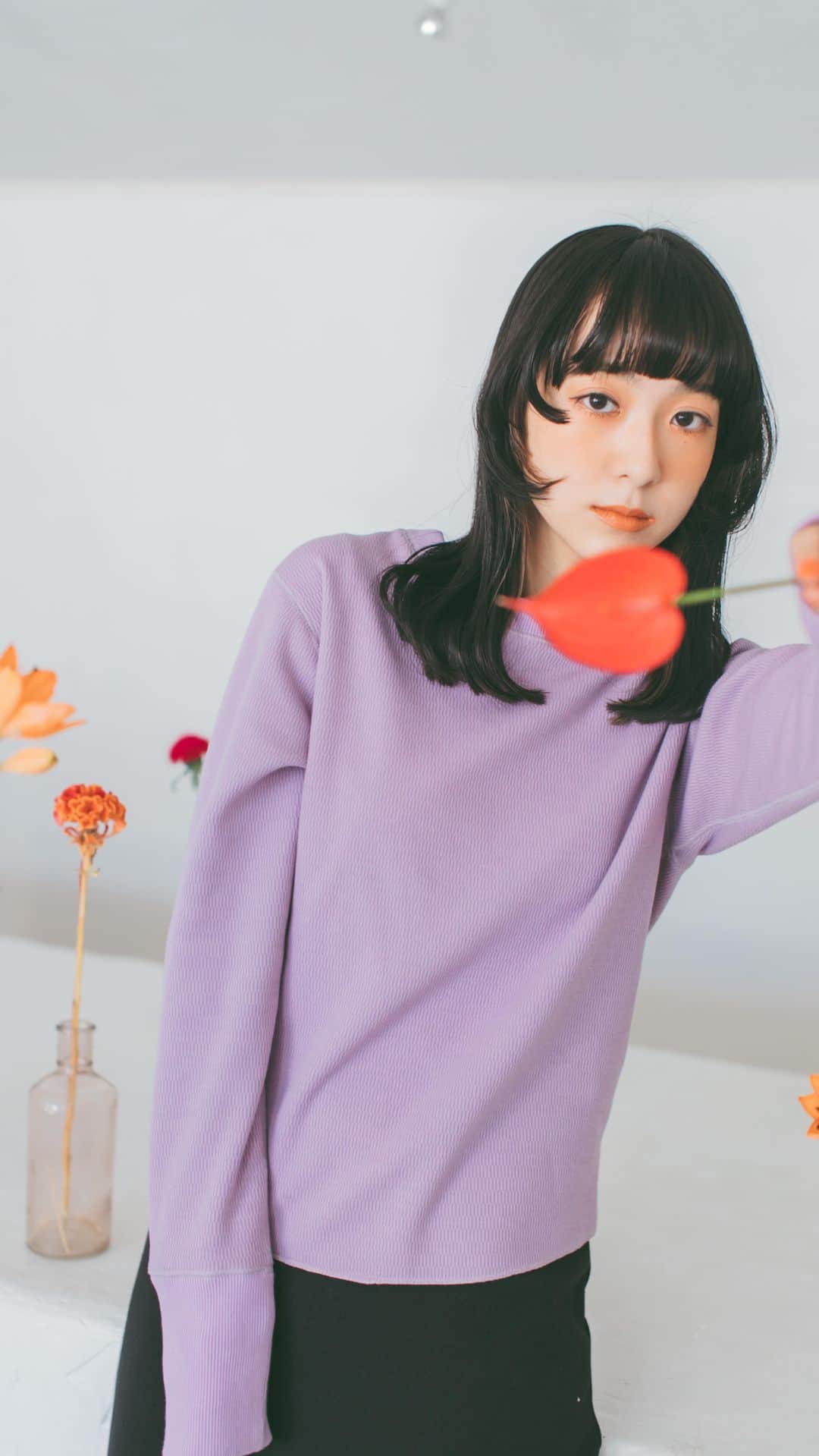 松田 美奈子のインスタグラム：「ヒートサーマルに新色パープル発売しました🧚‍♂️🌿 @merci__jp  名古屋の撮影楽しかったな〜  photographer @shimpei65  model @buibui1209  hairmake @mikatotani  director @minacoro_」