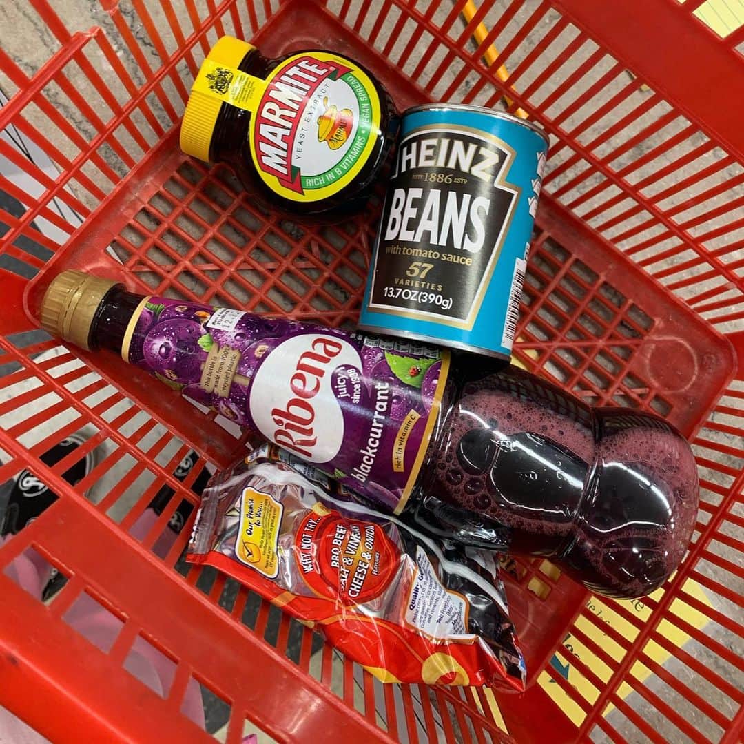 オランピアルタンのインスタグラム：「Missing my birthland 🍯🥫🥓🧃 #comfortfood #marmite #ribena #beansontoast #englishstuff 🇬🇧」