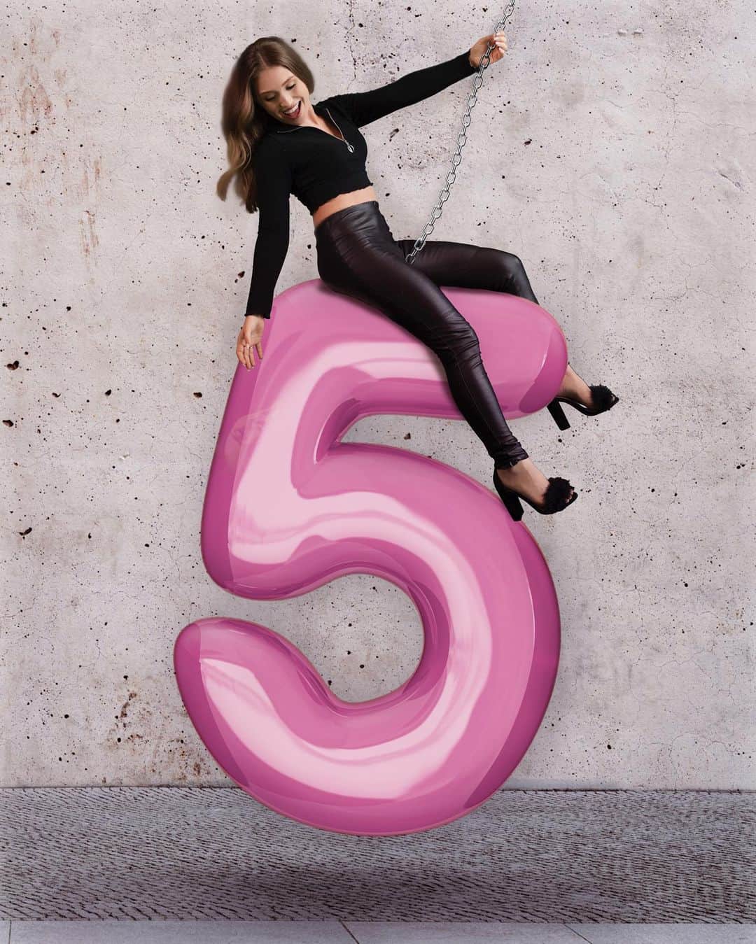 のインスタグラム：「HAPPY 5 YEARS 💗 - Werbung  Zu diesem Anlass verlosen wir 5x iPhone 12 an euch !! 😍 -BEENDET- Einfach ➡️ dieses Bild liken & schon nimmst Du teil !  Gewinner der Verlosung: 1) michele.pfeifer 2) lennertznicole 3) ulrikestephanie 4) anna_scholz0 5) janamarie.schl  ...ach ja & natürlich ist ab JETZT auch überall die neue Limited Edition erhältlich: Pinkes Design - PINKER SCHAUM 😍 & ein super süß/fruchtiger Duft 🥳 @mybilou * anzeige (Das Gewinnspiel läuft eine Woche und die Gewinner werden hier bekannt gegeben. Detaillierte Teilnahmebedingungen: Link in meiner Bio)」