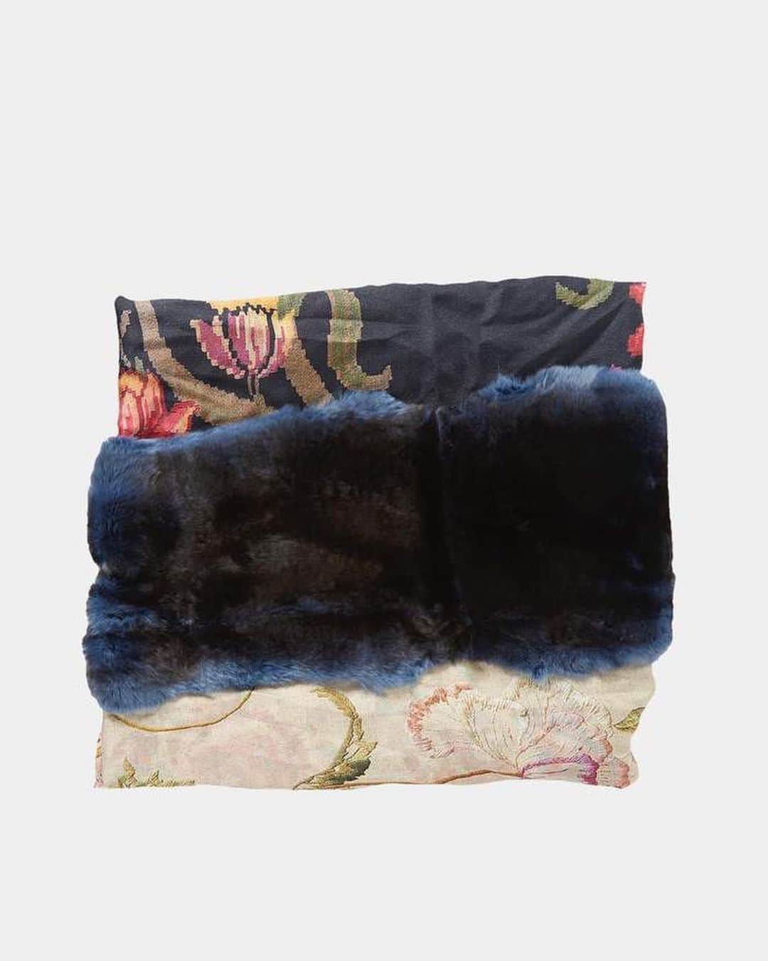 レクレルールさんのインスタグラム写真 - (レクレルールInstagram)「PIERRE LOUIS MASCIA "Fanory" silk & fur scarves – elegant, warm and timeless!  #Leclaireur #conceptstore #pierrelouismascia #luxuryscarf」11月12日 21時27分 - leclaireur