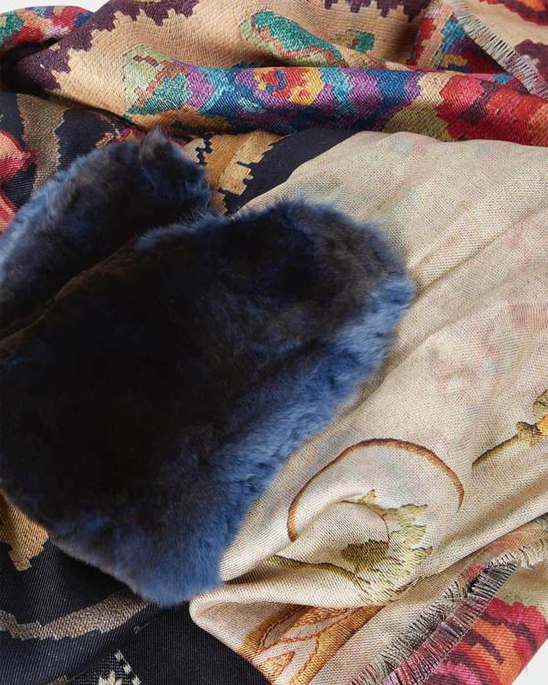 レクレルールさんのインスタグラム写真 - (レクレルールInstagram)「PIERRE LOUIS MASCIA "Fanory" silk & fur scarves – elegant, warm and timeless!  #Leclaireur #conceptstore #pierrelouismascia #luxuryscarf」11月12日 21時27分 - leclaireur