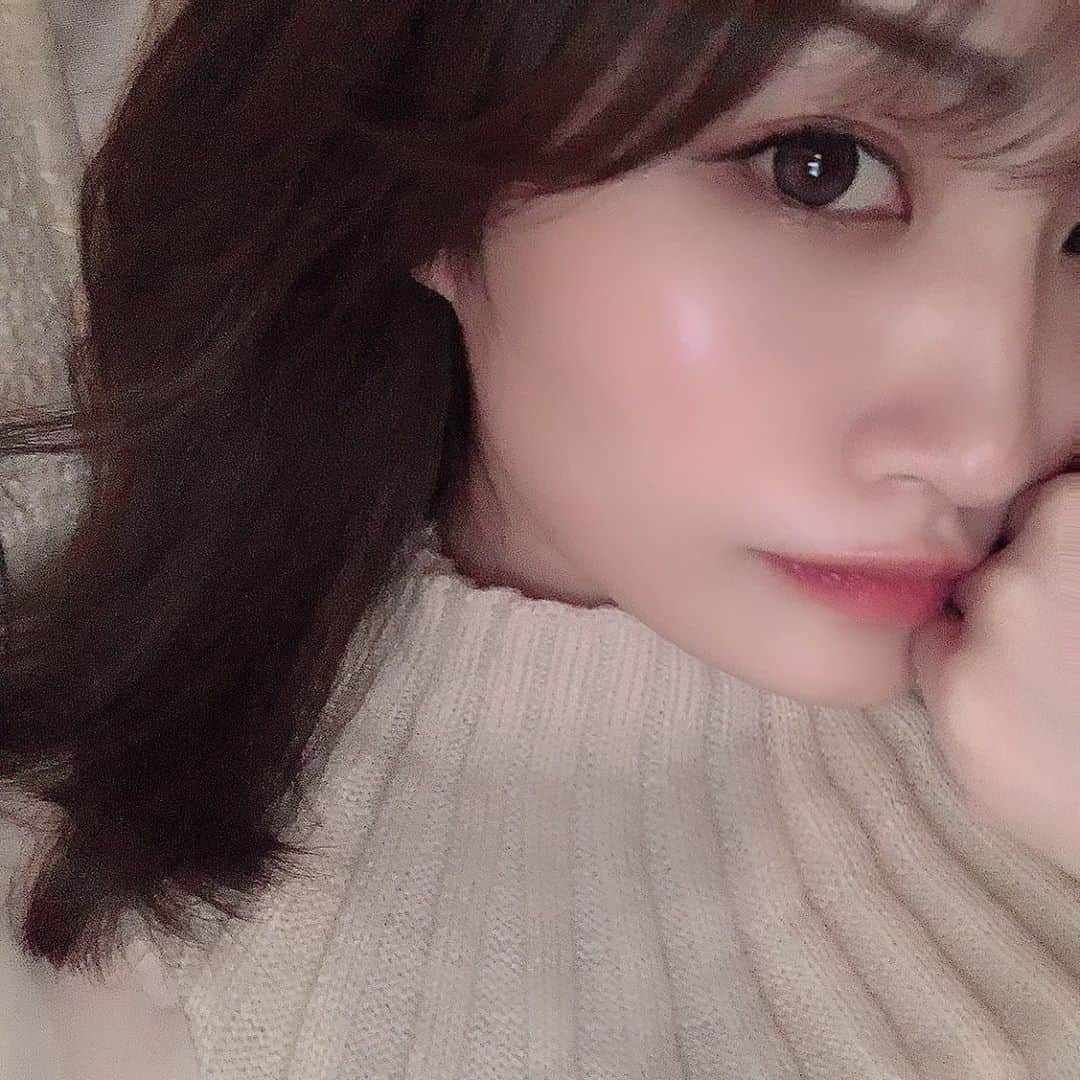 餃子のりさちゃんのインスタグラム：「乾燥する季節がやってきた❄🍂 毎日部屋の湿度系とにらめっこして 60％を保てるようにしてるよ〜 乾燥は老化の元〜」